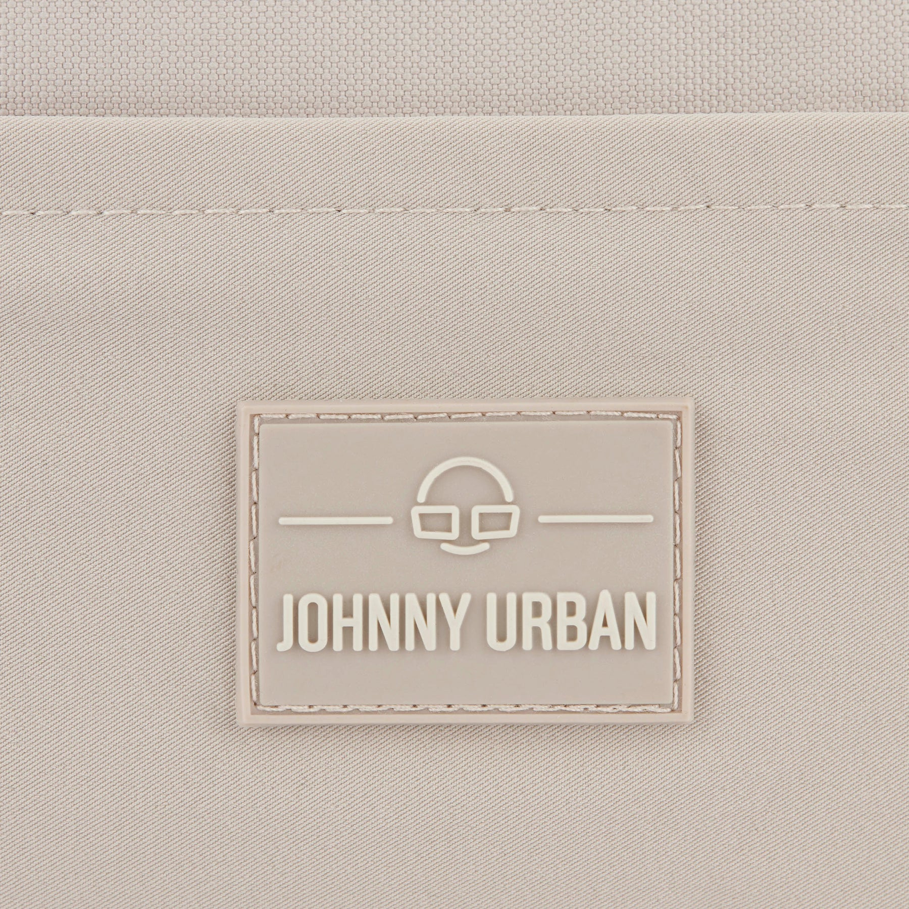 Beiges JOHNNY URBAN Logo-Label auf nachhaltiger Bauchtasche 'Travis'