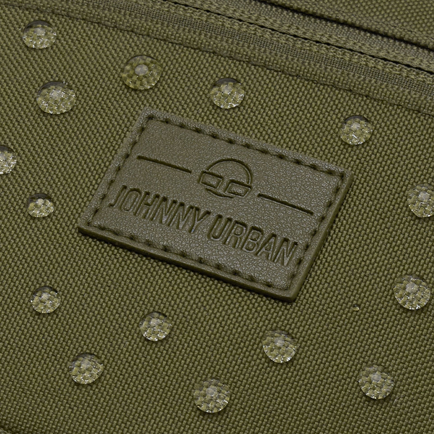 Nahaufnahme der wasserabweisenden olivgrünen Bauchtasche 'Ben' von Johnny Urban mit Logo und Wassertropfen