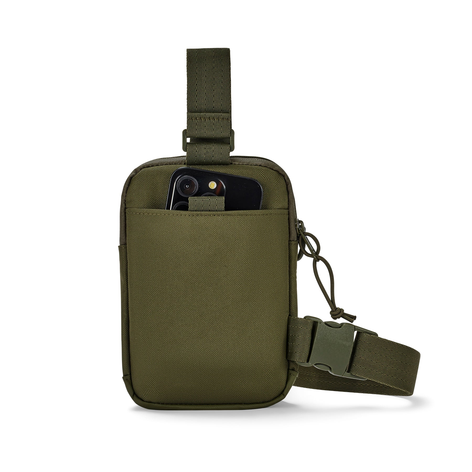 Olivegrüne Brusttasche 'Arthur' mit Fronttasche, in der ein Smartphone steckt