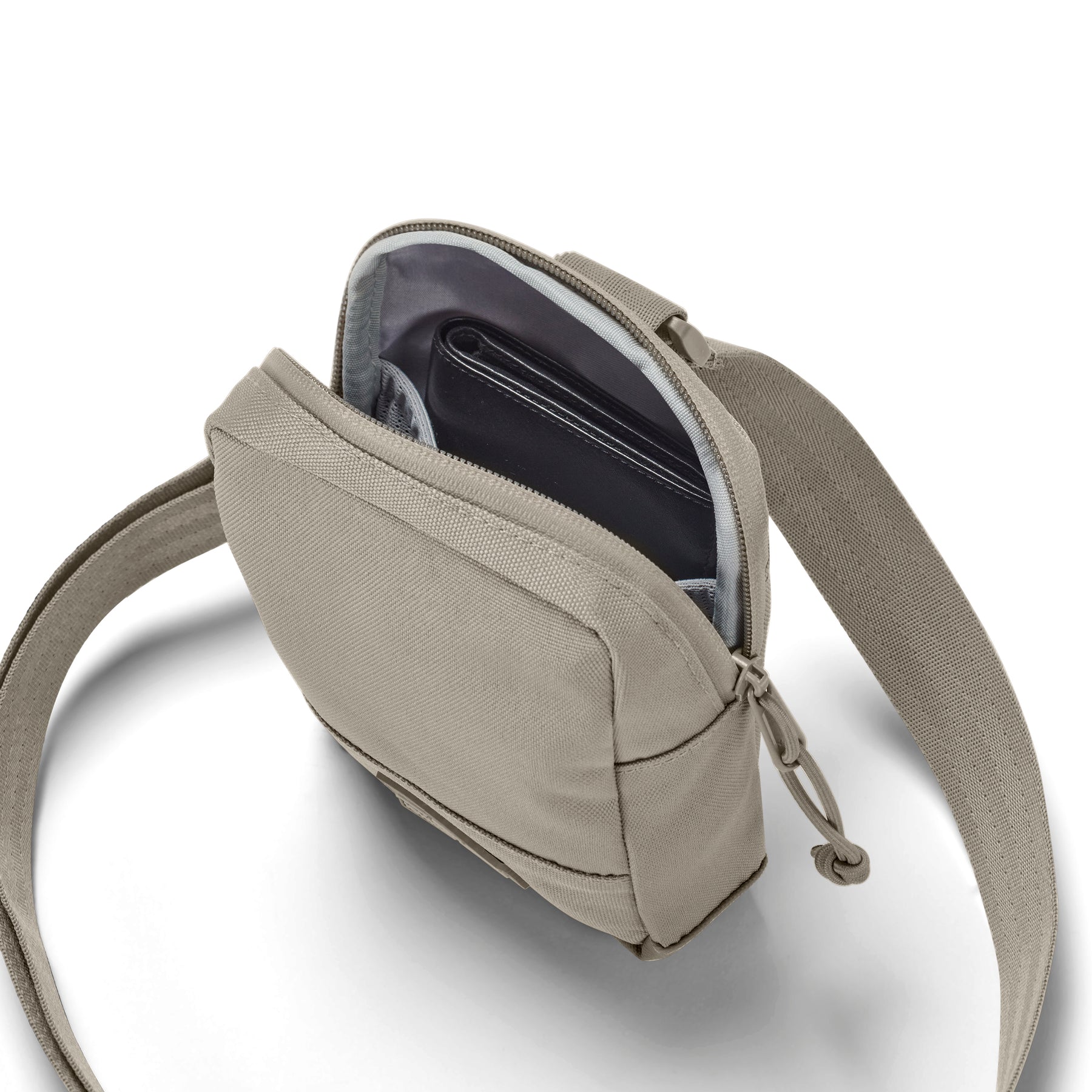 Johnny Urban Front Pack ‚Arthur‘ in beige mit offenem Hauptfach und schwarzem Portemonnaie innen