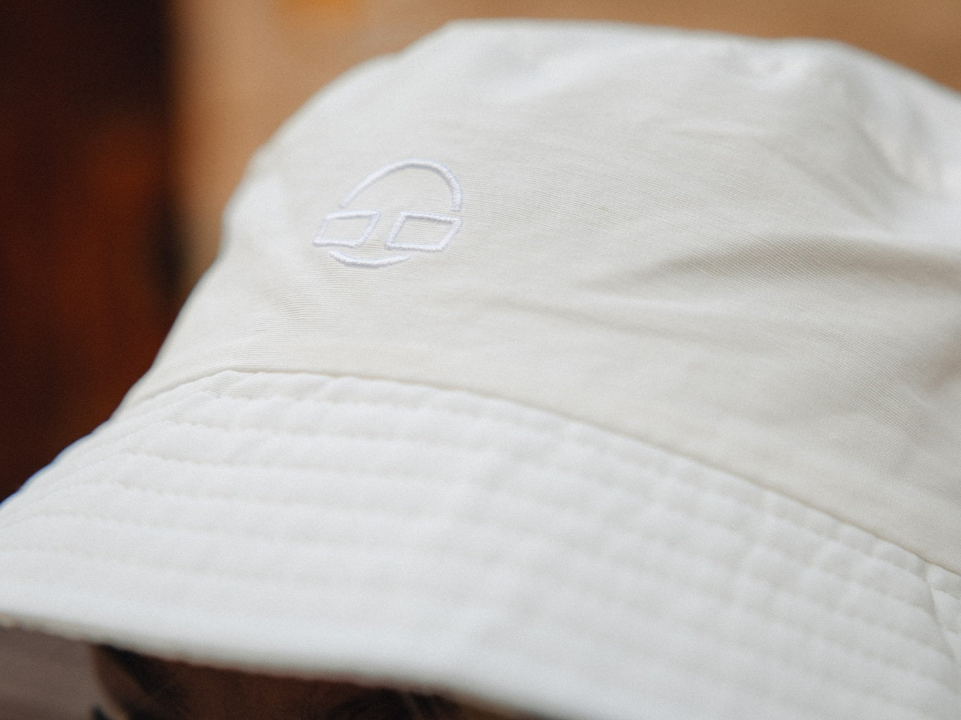 weißer Bucket Hat 'Bob' aus Stoff mit gesticktem Johnny Urban Logo