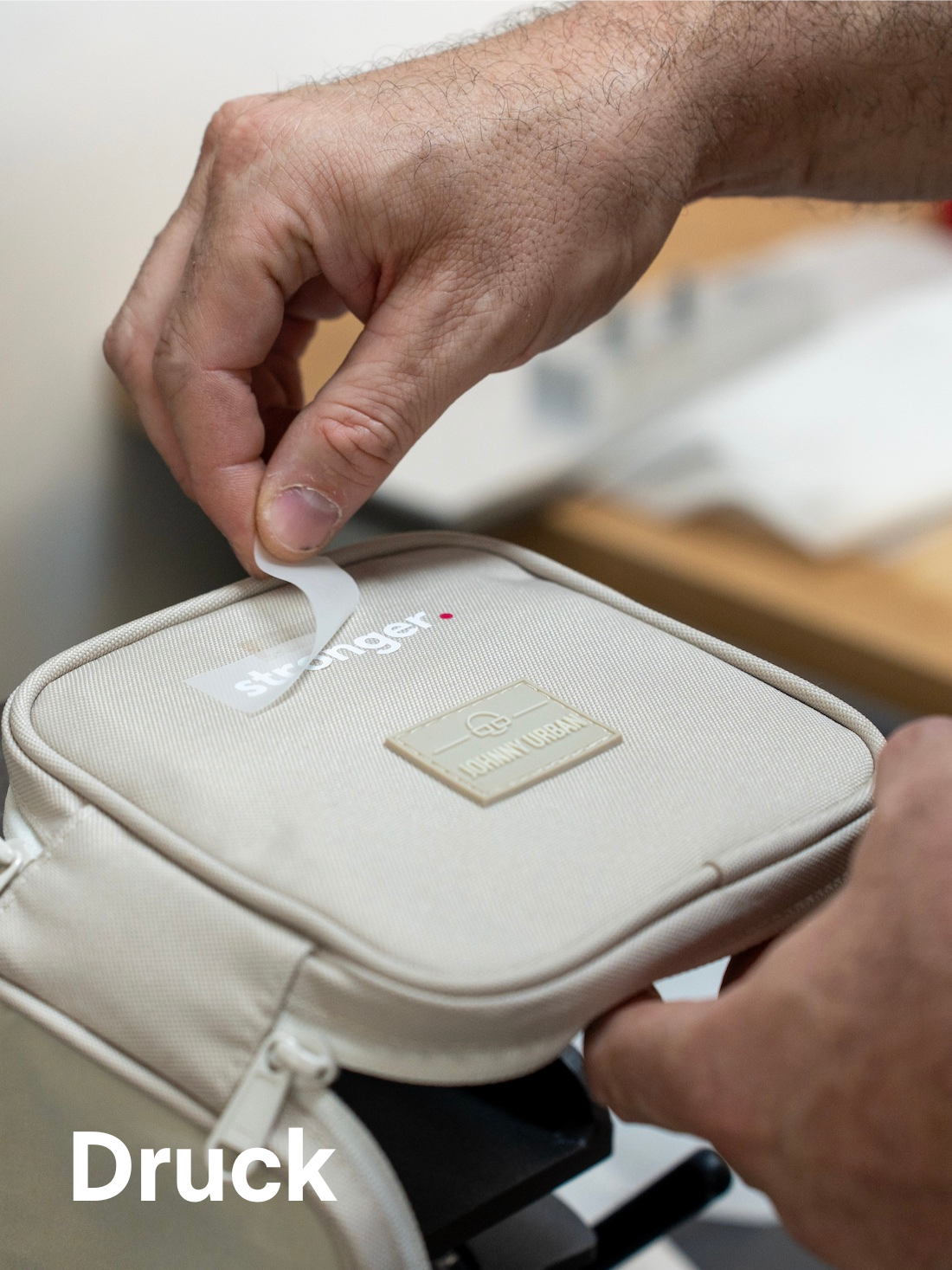 Das Logo wird auf eine kleine Tasche zum aufdrucken gesetzt.