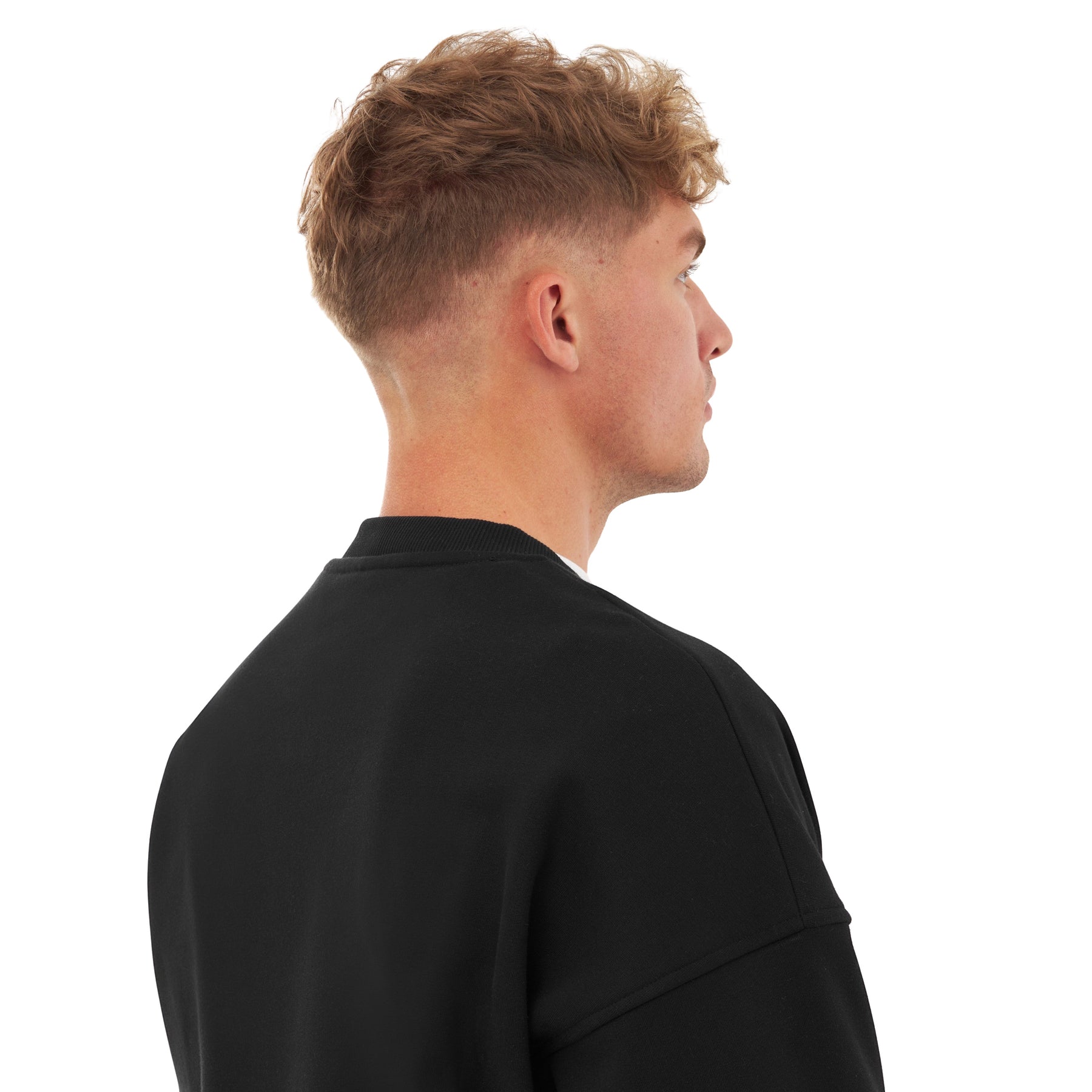 Mann von hinten mit kurzem lockigem Haar, trägt Oversized Crewneck 'Carter' Sweatshirt in Schwarz