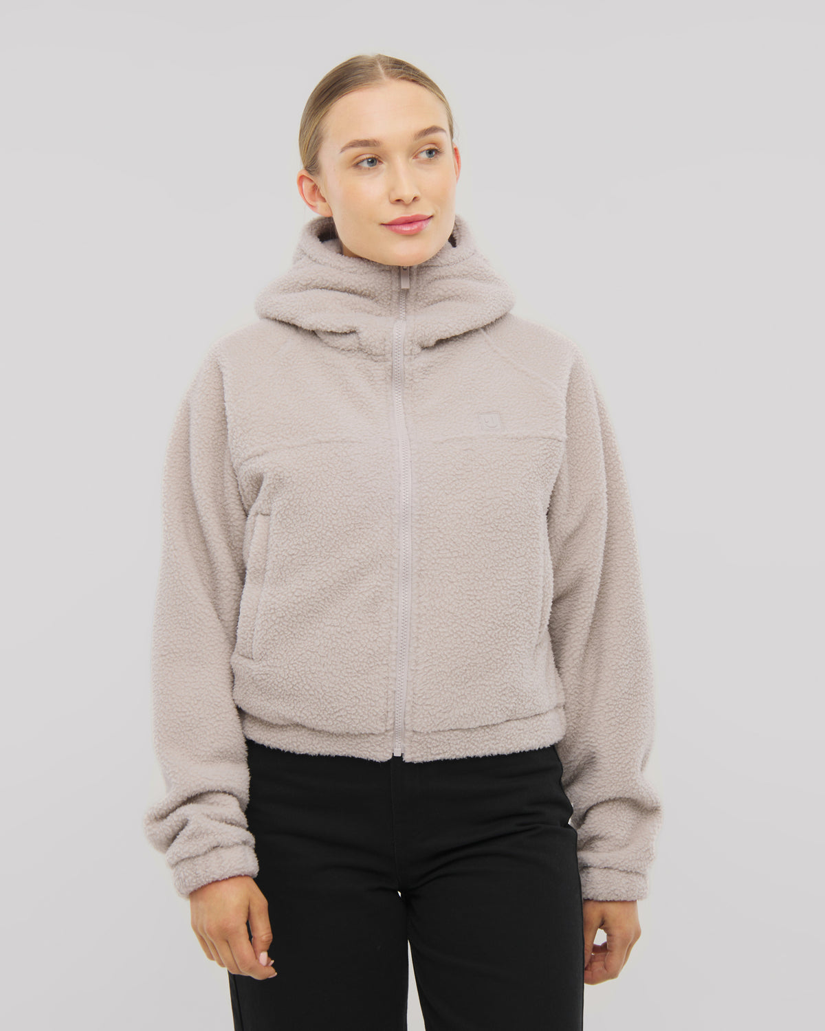 Nova ist unsere Fleecejacke für Damen - hier in beige mit hoher Kapuze.