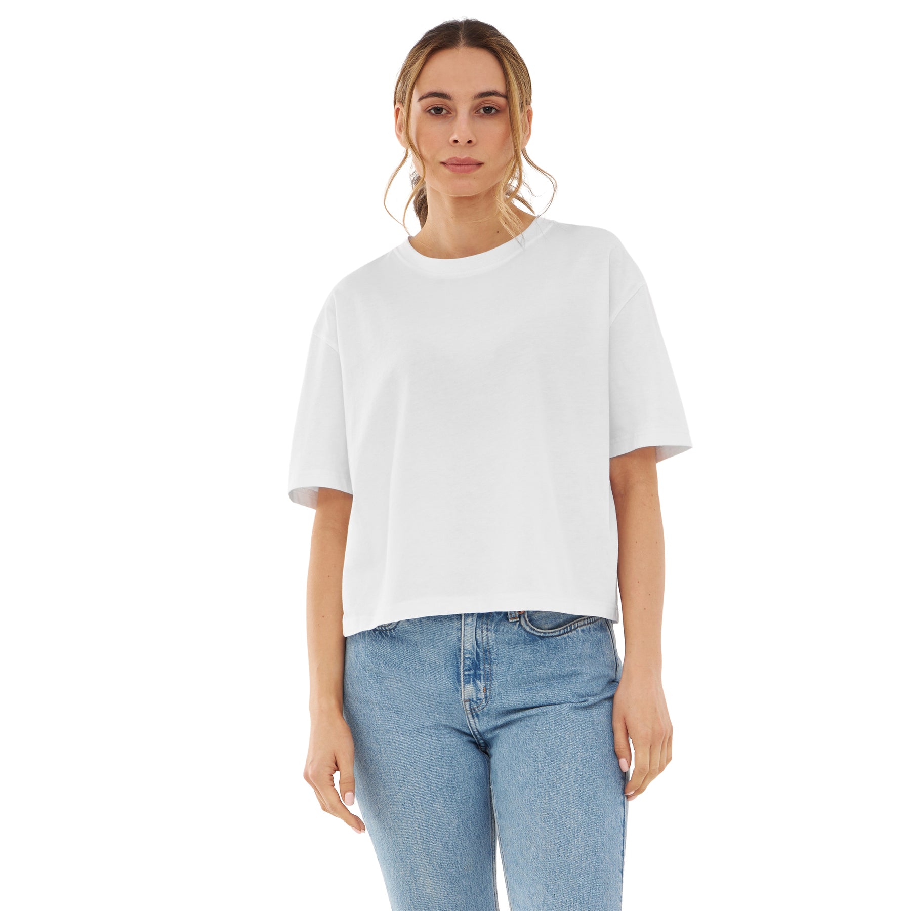 Frau trägt weißes, kurz geschnittenes T-Shirt 'Zoey' und blaue Jeans