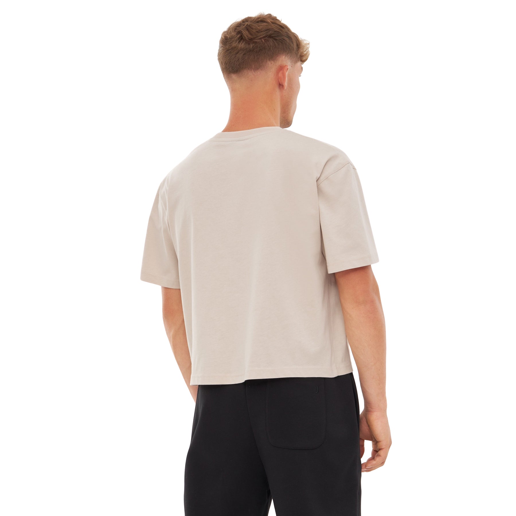 Mann trägt das beigefarbene Cropped T-Shirt 'Zoey' von Johnny Urban, Rückansicht