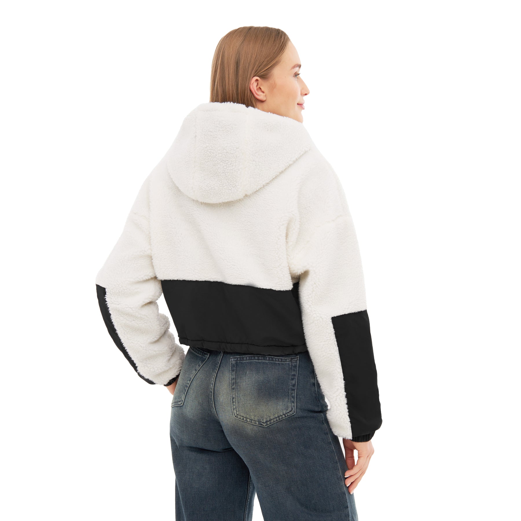 Damen trägt Cropped Teddy Fleecejacke 'Carey' in Creme mit schwarzem Einsatz auf Rücken und Ärmeln