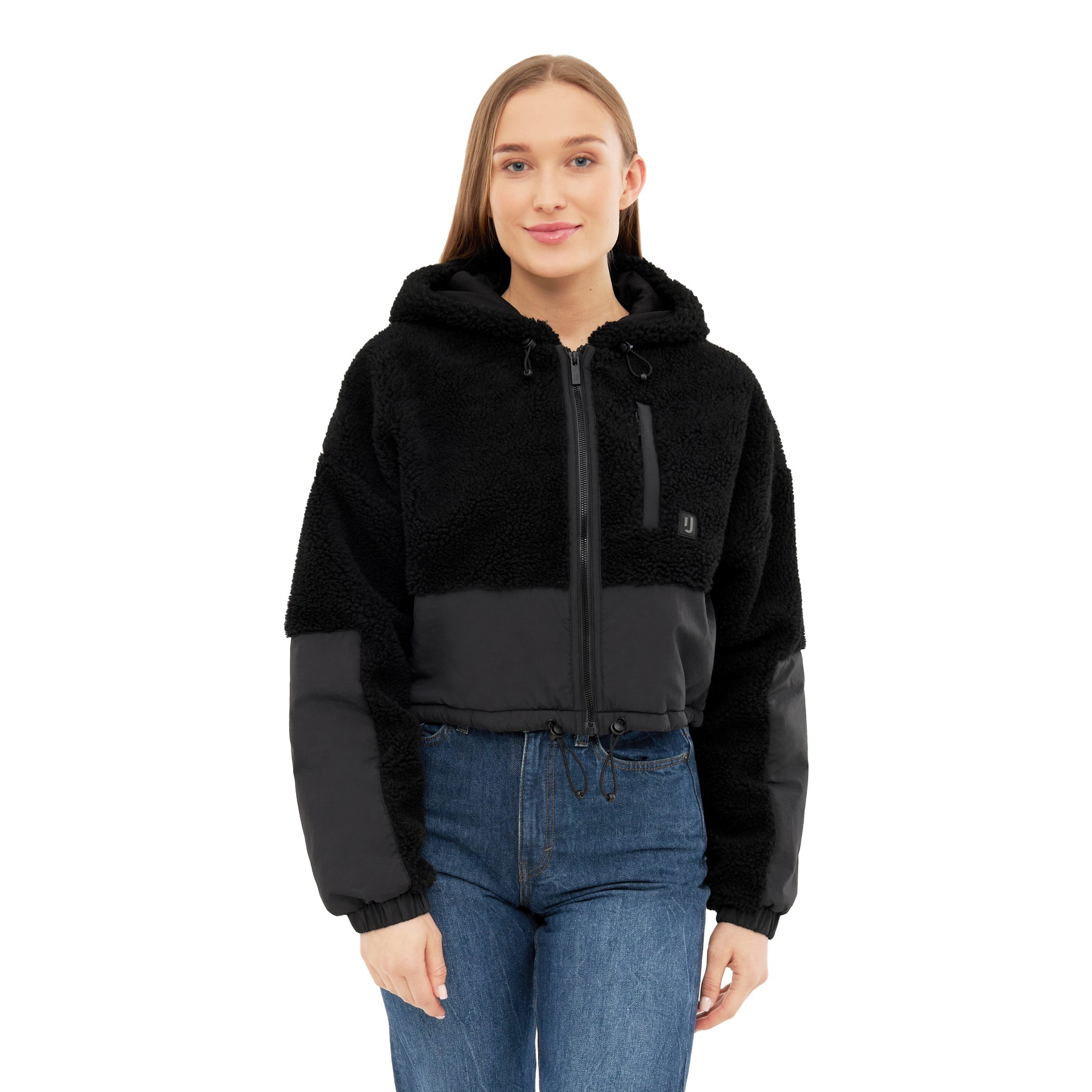 Frau trägt schwarze Cropped Teddy Fleecejacke 'Carey' mit Kapuze und Reißverschluss