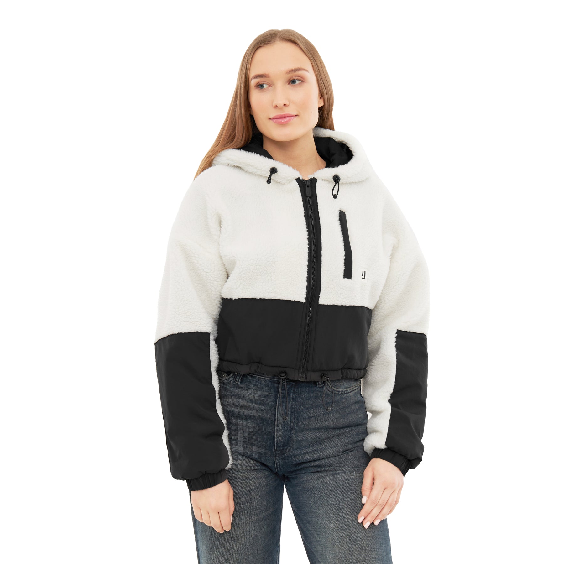 Frau trägt weiße und schwarze Cropped Teddy Fleecejacke 'Carey' mit Kapuze und Reißverschluss