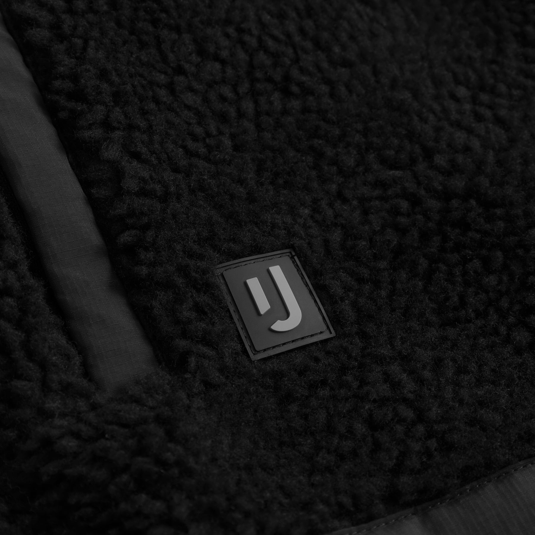 Schwarzes, texturiertes Teddy-Fleece mit Johnny Urban Logo-Patch