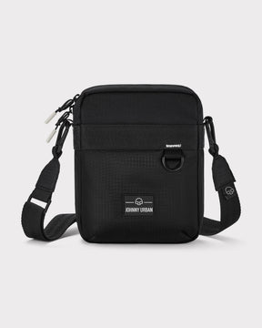 Schwarze Umhängetasche 'Jayden' von Johnny Urban mit zwei Reißverschlüssen und verstellbarem Gurt
