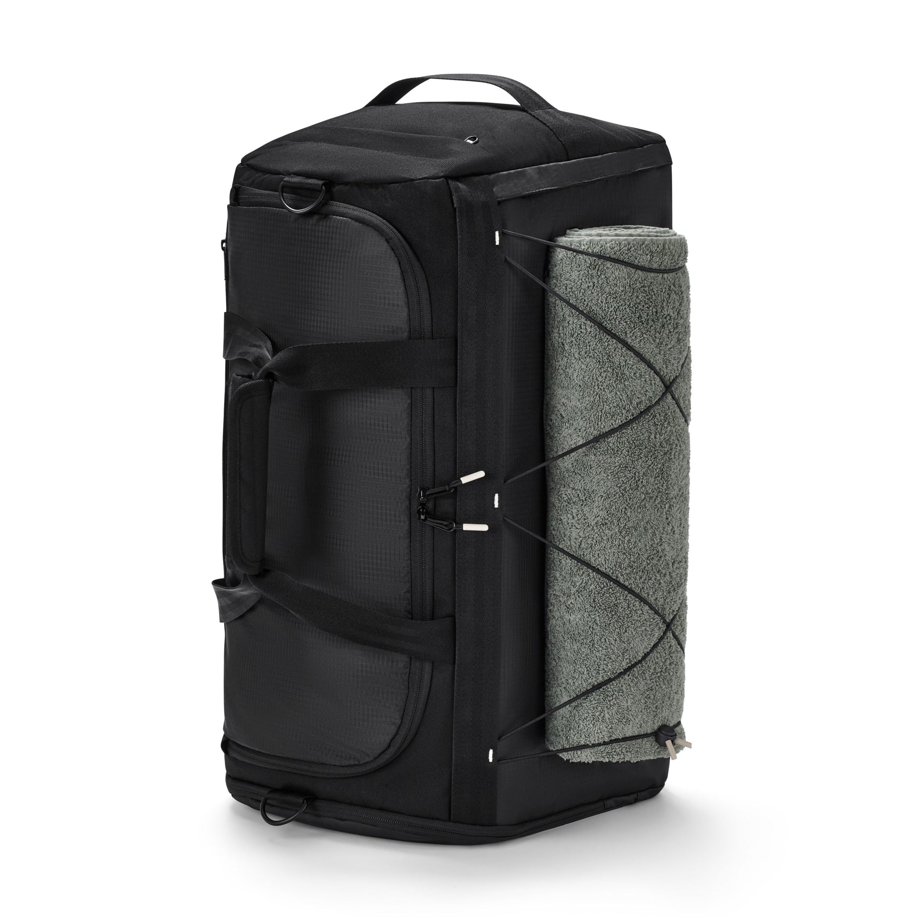 Johnny Urban Duffle Bag 'Shawn Large' in Schwarz mit einem grauen Handtuch außen befestigt