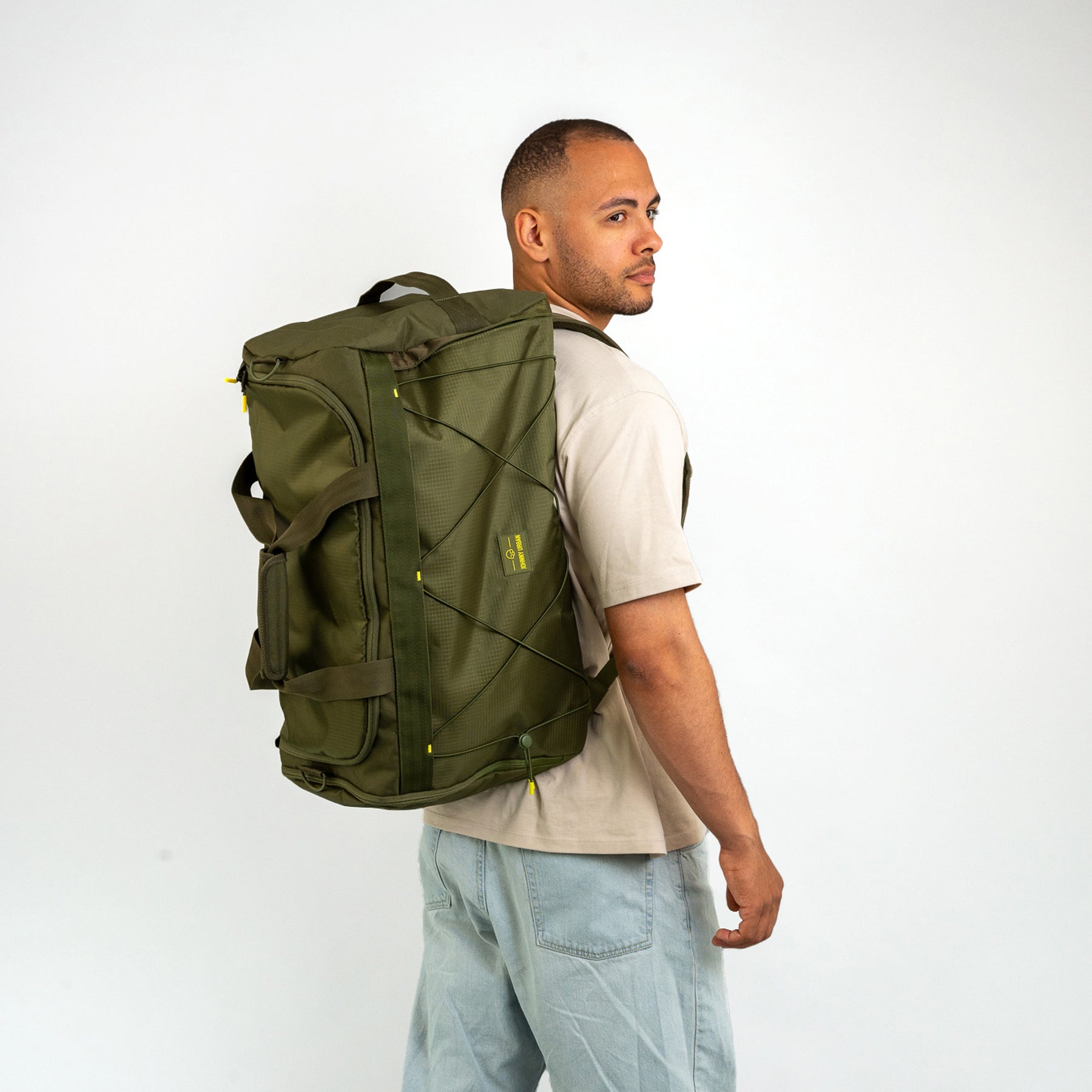 Mann trägt große olivgrüne Duffle Bag 'Shawn Large' von Johnny Urban auf dem Rücken