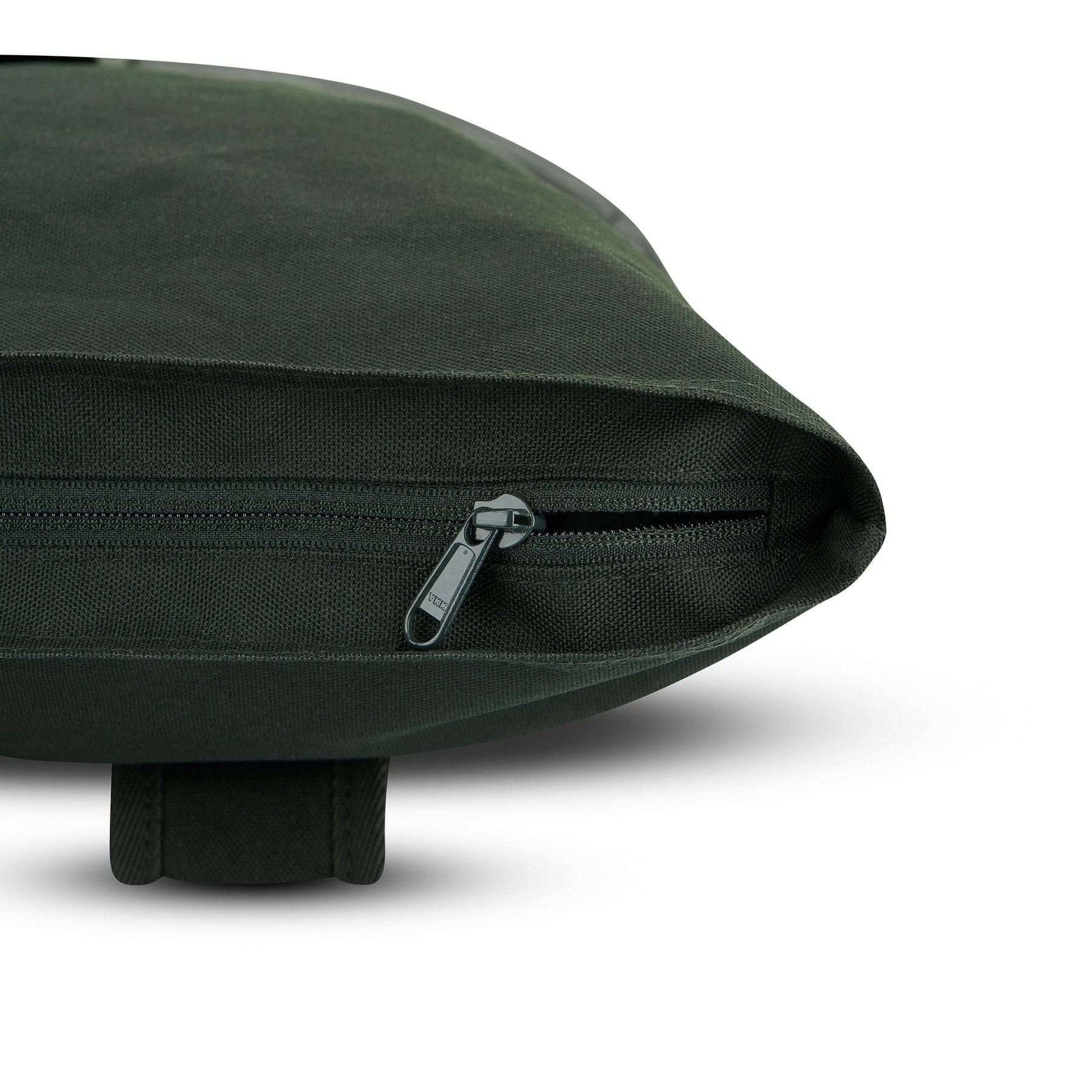 Nahaufnahme des Zippers und Seitenbereichs des dunkelgrünen Rolltop Rucksacks 'Robin Medium' von Johnny Urban
