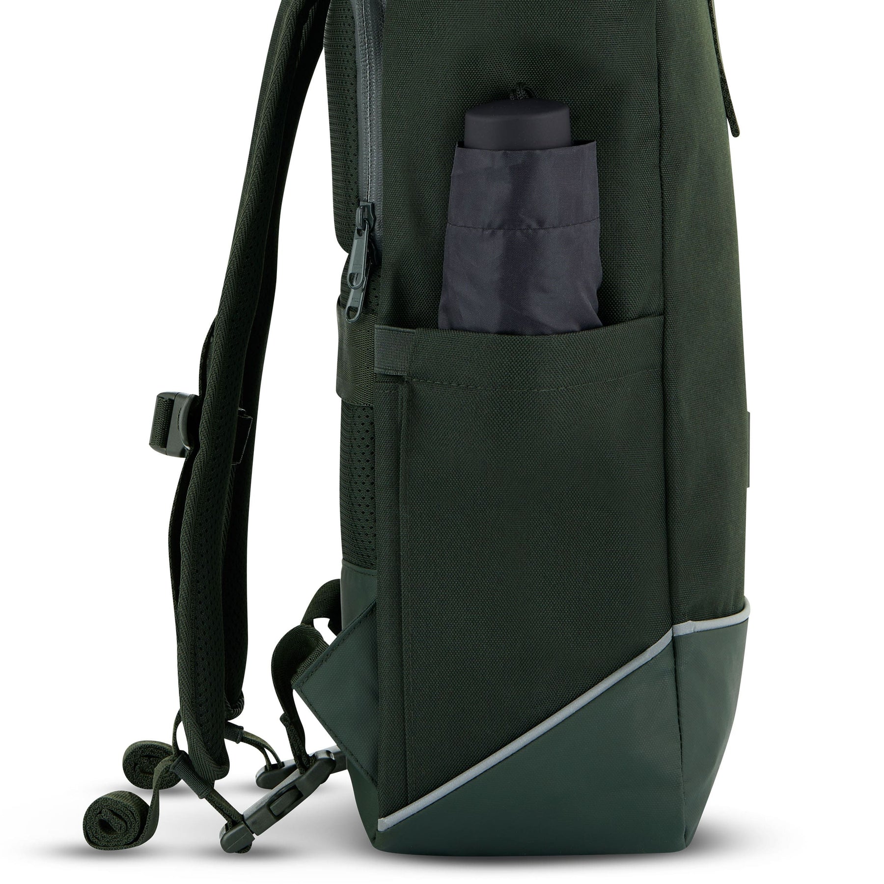 Seitenansicht des schwarzen Rolltop Rucksacks 'Robin Medium' von Johnny Urban mit Seitentasche und zusammengefaltetem Regenschirm