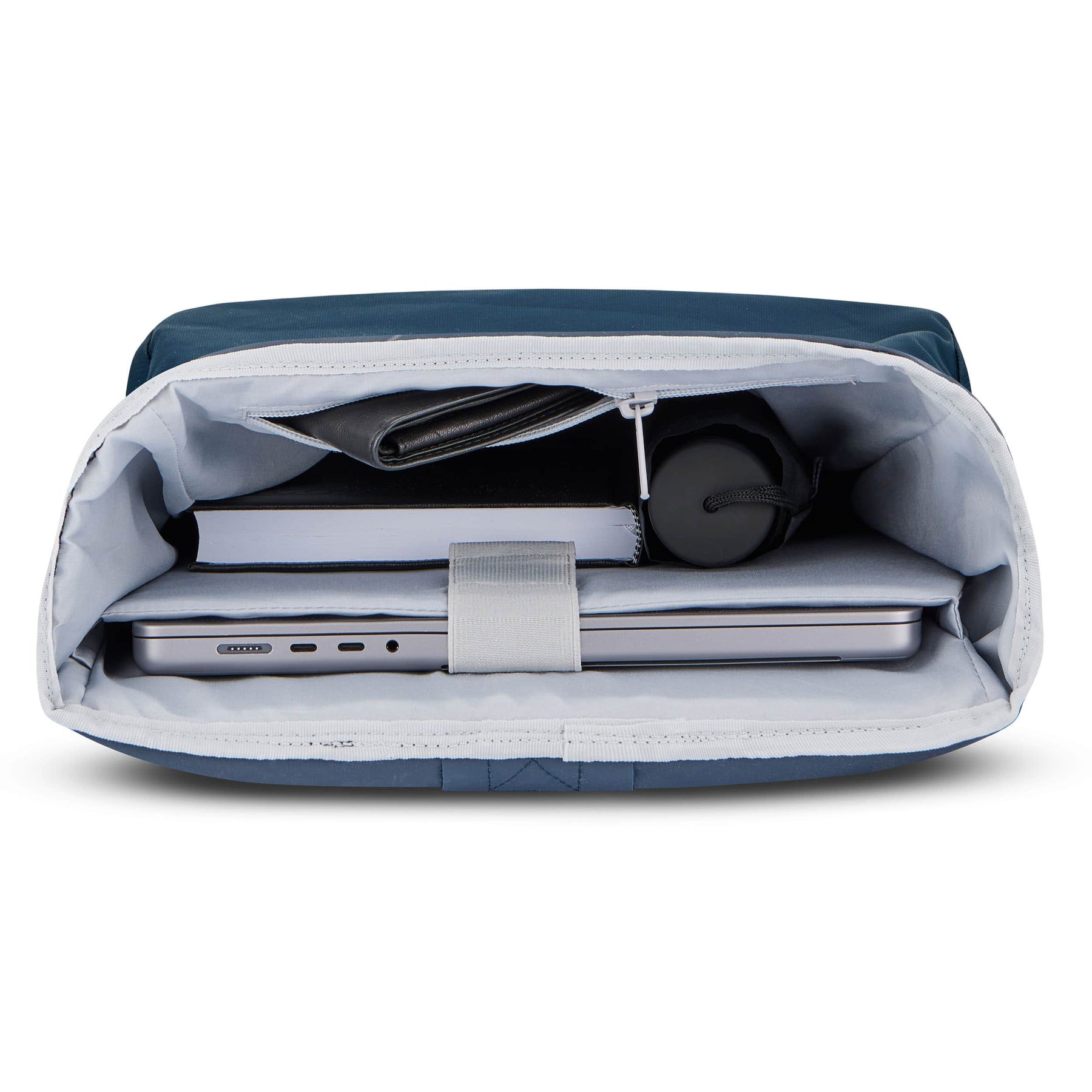 Geöffneter blauer Rolltop Rucksack 'Robin Medium' mit gepolstertem Laptopfach, Notizbuch, Geldbörse und Trinkflasche