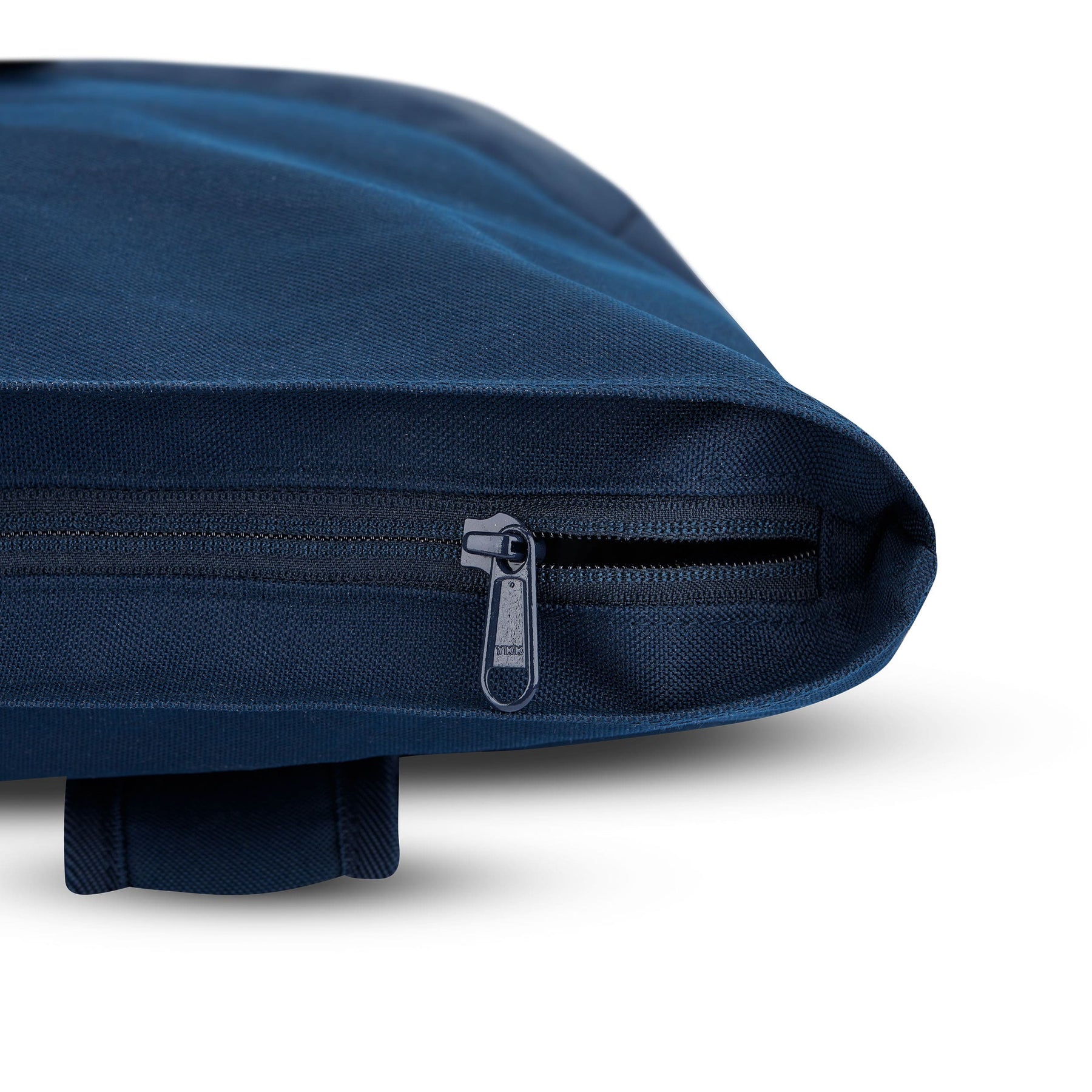 Nahaufnahme des Reißverschlusses am Rolltop Rucksack 'Robin Medium' in Blau