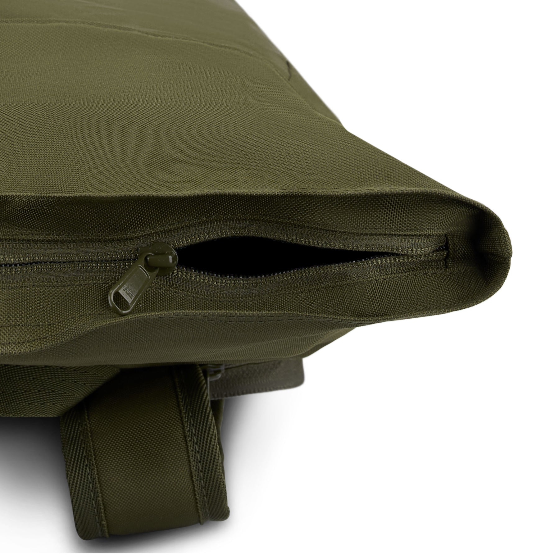 Detailansicht Reißverschluss des olivefarbenen Rolltop Rucksacks 'Robin Medium' von Johnny Urban fürs Fahrrad