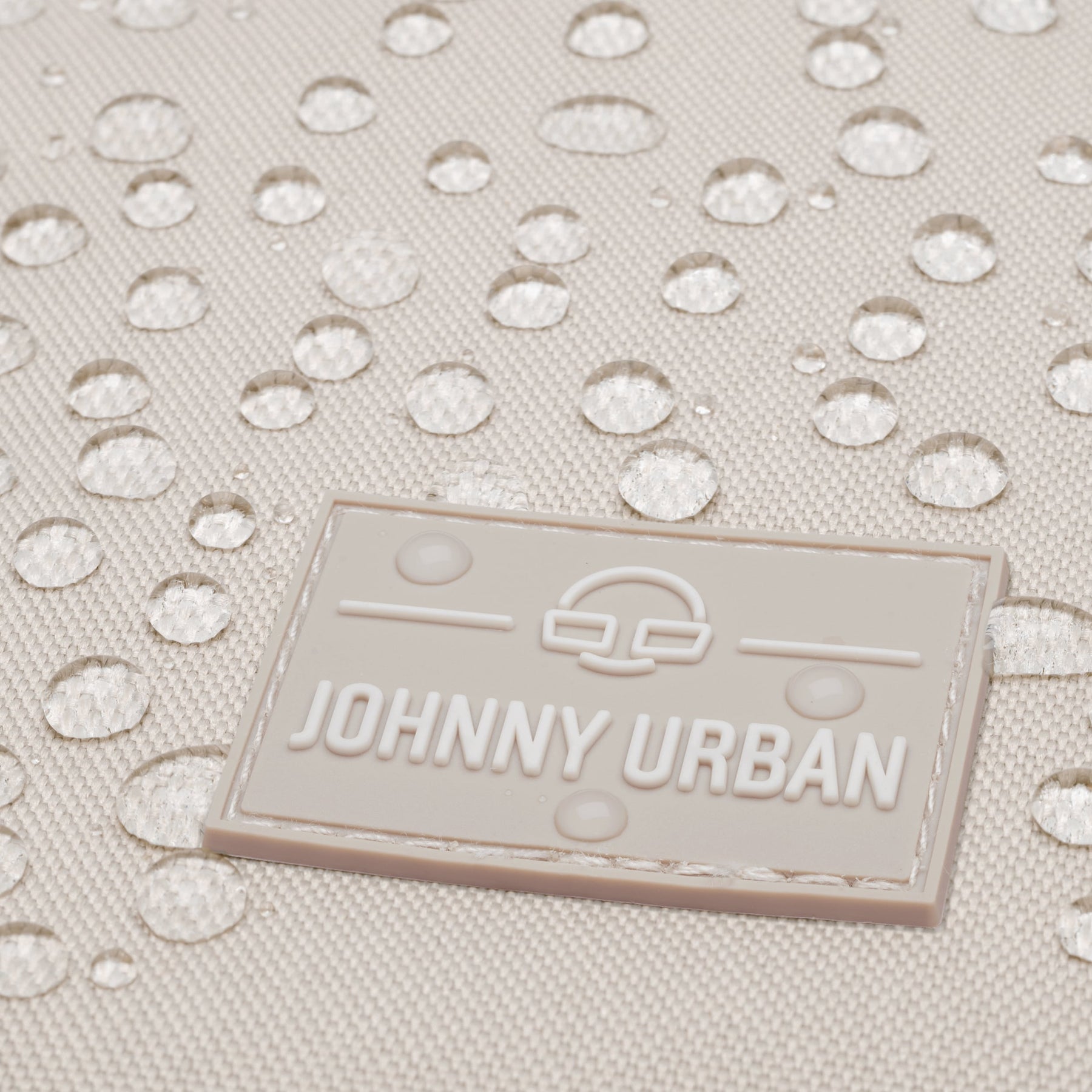 Nahaufnahme des wasserdichten Materials mit Johnny Urban Logo auf Rolltop Rucksack 'Robin Medium' Bike