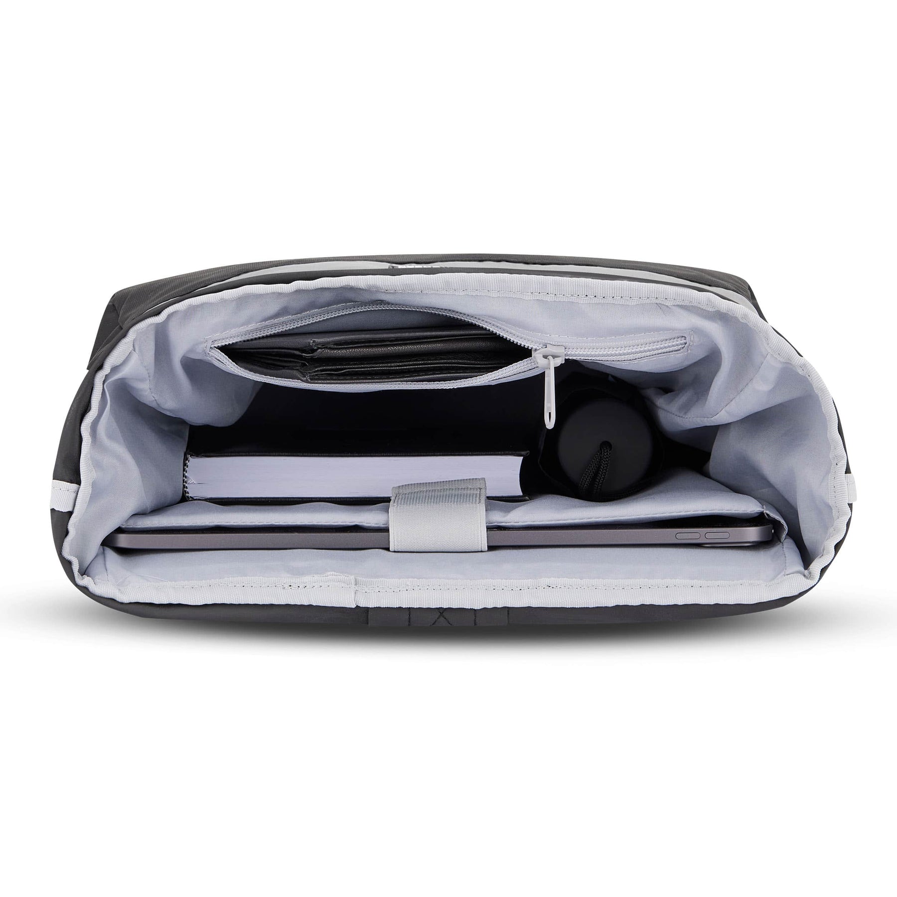 Innenansicht des Rolltop Rucksacks 'Robin Medium' mit Laptop, Buch, Flasche und Reißverschlusstasche