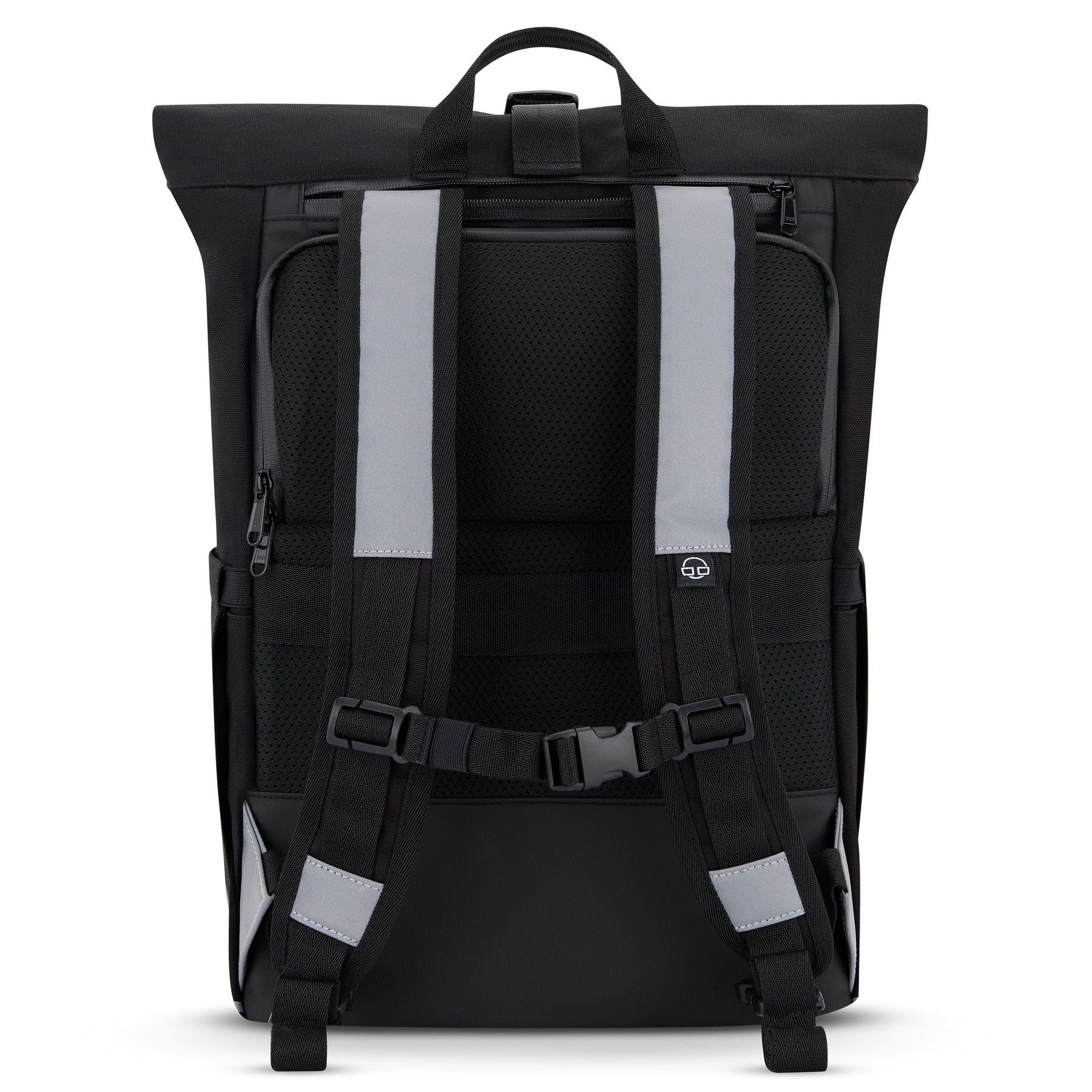 Rückenansicht des Johnny Urban Rolltop Rucksacks 'Robin Medium' in Schwarz mit reflektierenden Streifen auf den gepolsterten Schultergurten