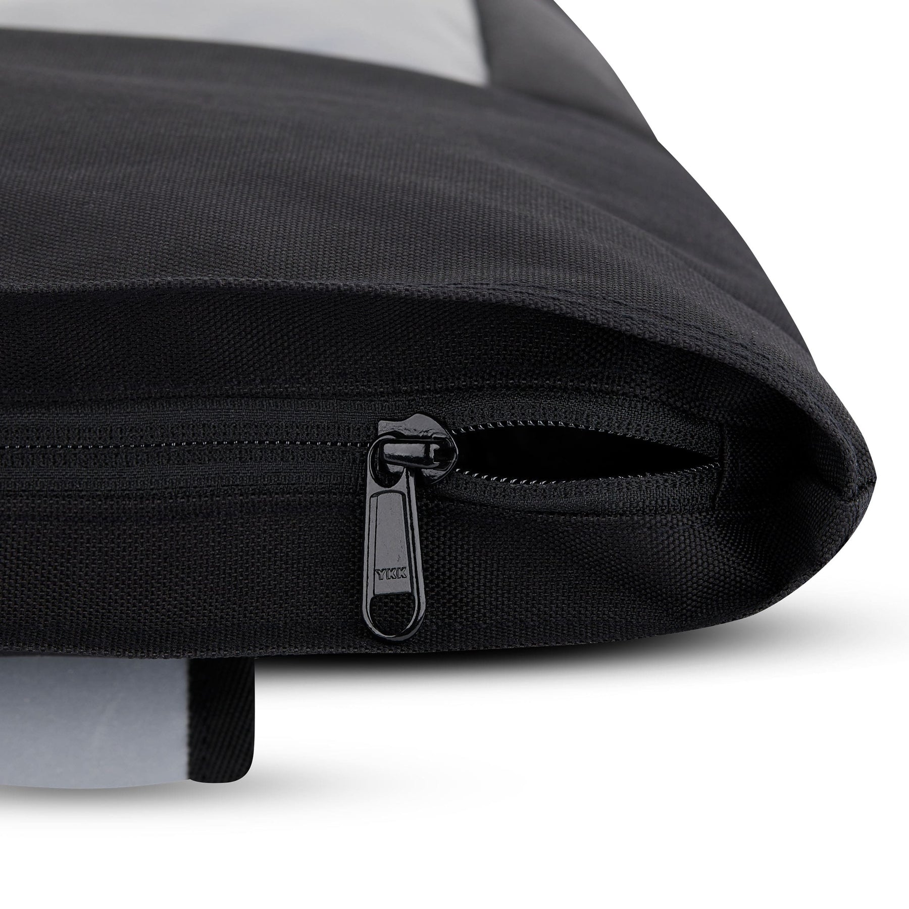 Schwarzer Rolltop Rucksack 'Robin Medium' für Fahrrad mit geöffnetem YKK-Reißverschluss