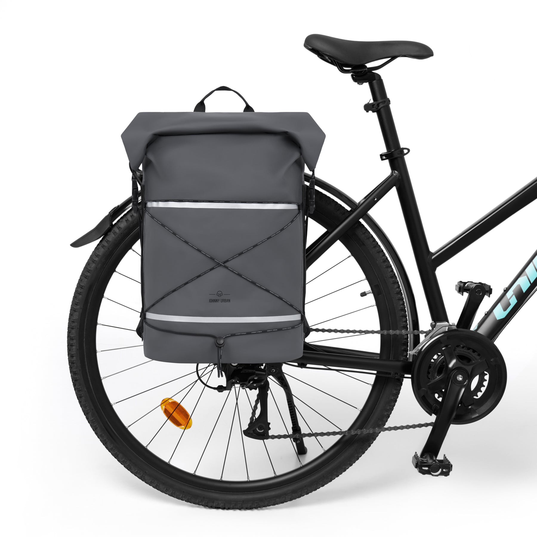 Rolltop Rucksack 'Myles' von Johnny Urban in dunkelgrau als wasserdichte Gepäckträgertasche am Hinterrad eines schwarzen Fahrrads