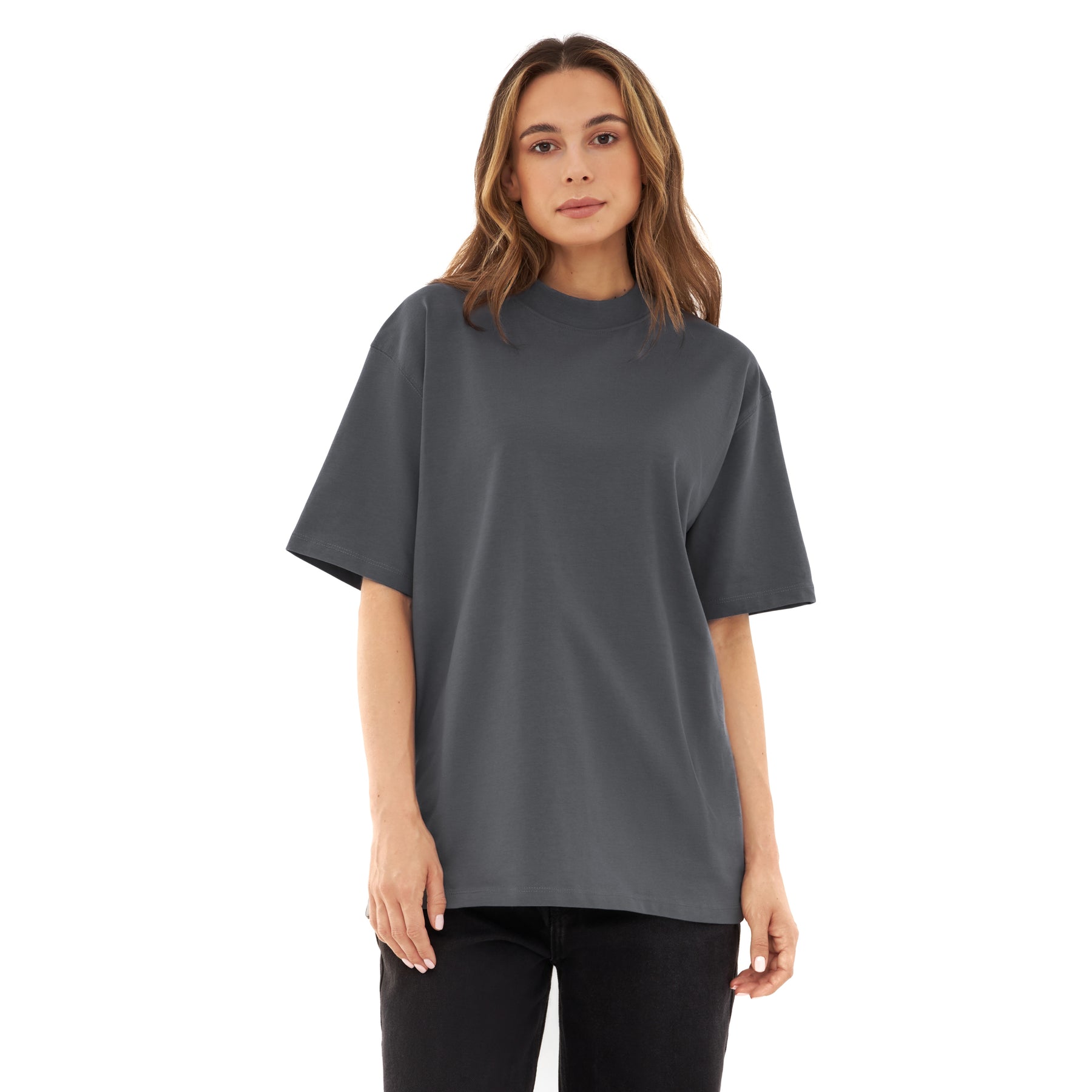 Frau trägt oversized graues T-Shirt 'Sammy' von Johnny Urban mit kurzen Ärmeln