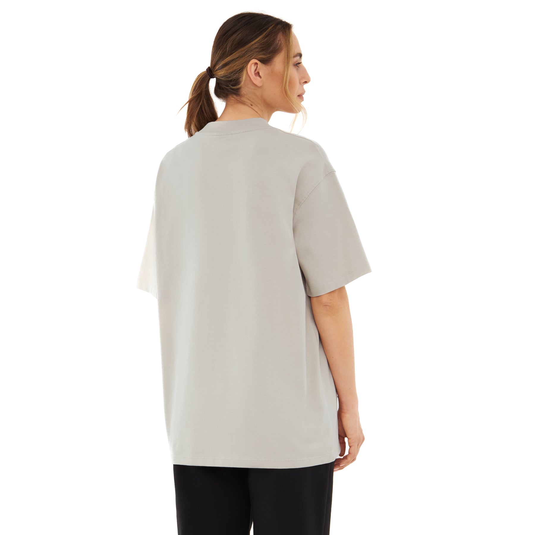 Frau trägt beige oversized T-Shirt 'Sammy' von Johnny Urban mit kurzem Ärmel, Rückansicht