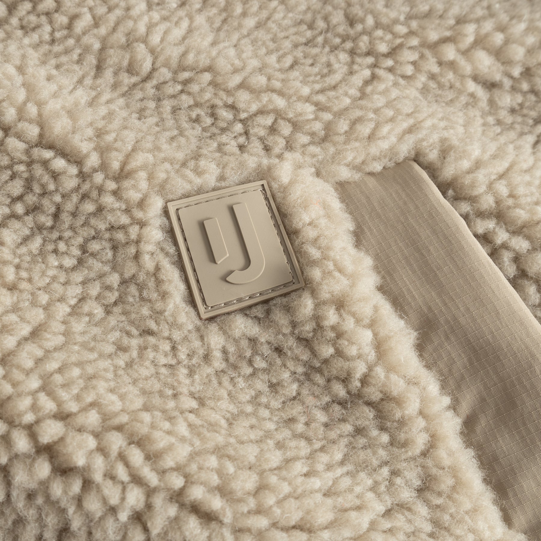 Beige Teddy Fleecejacke 'Carson' mit weichem, flauschigem Material und Johnny Urban Logoeindruck