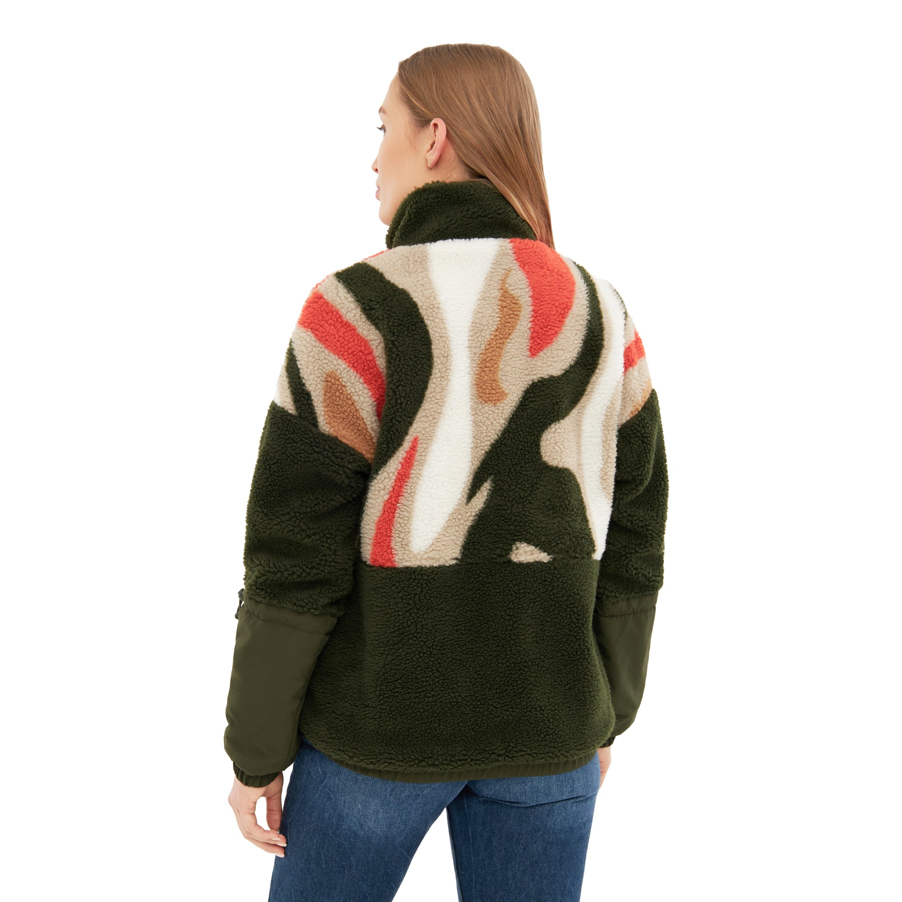 Damen trägt Teddy Fleecejacke 'Carson' in Olive mit mehrfarbigem, abstraktem Print auf der Rückseite