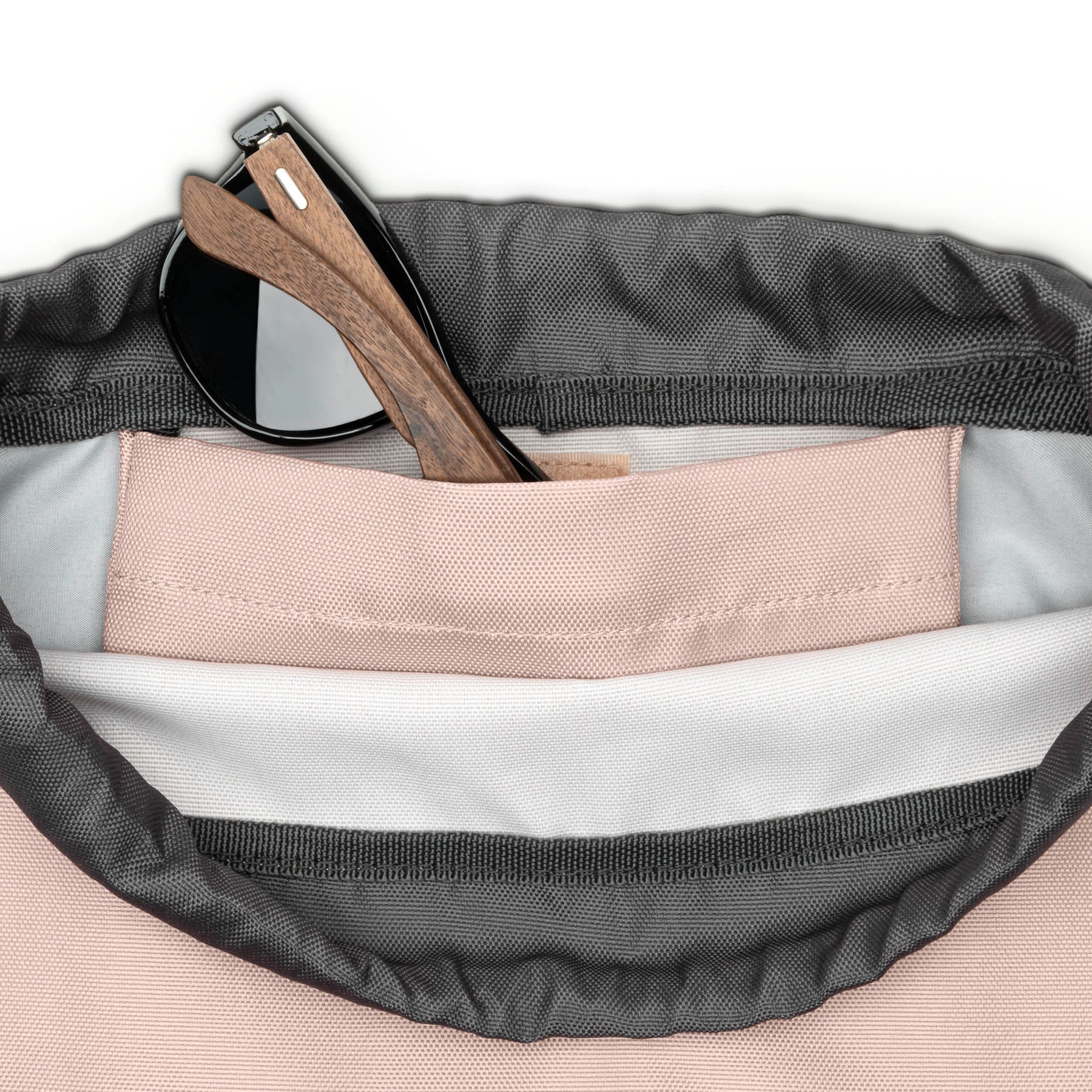 Innenansicht des rosa Freizeit-Turnbeutels 'Blake' mit einer Tasche, in der eine Sonnenbrille mit Holzgestell steckt
