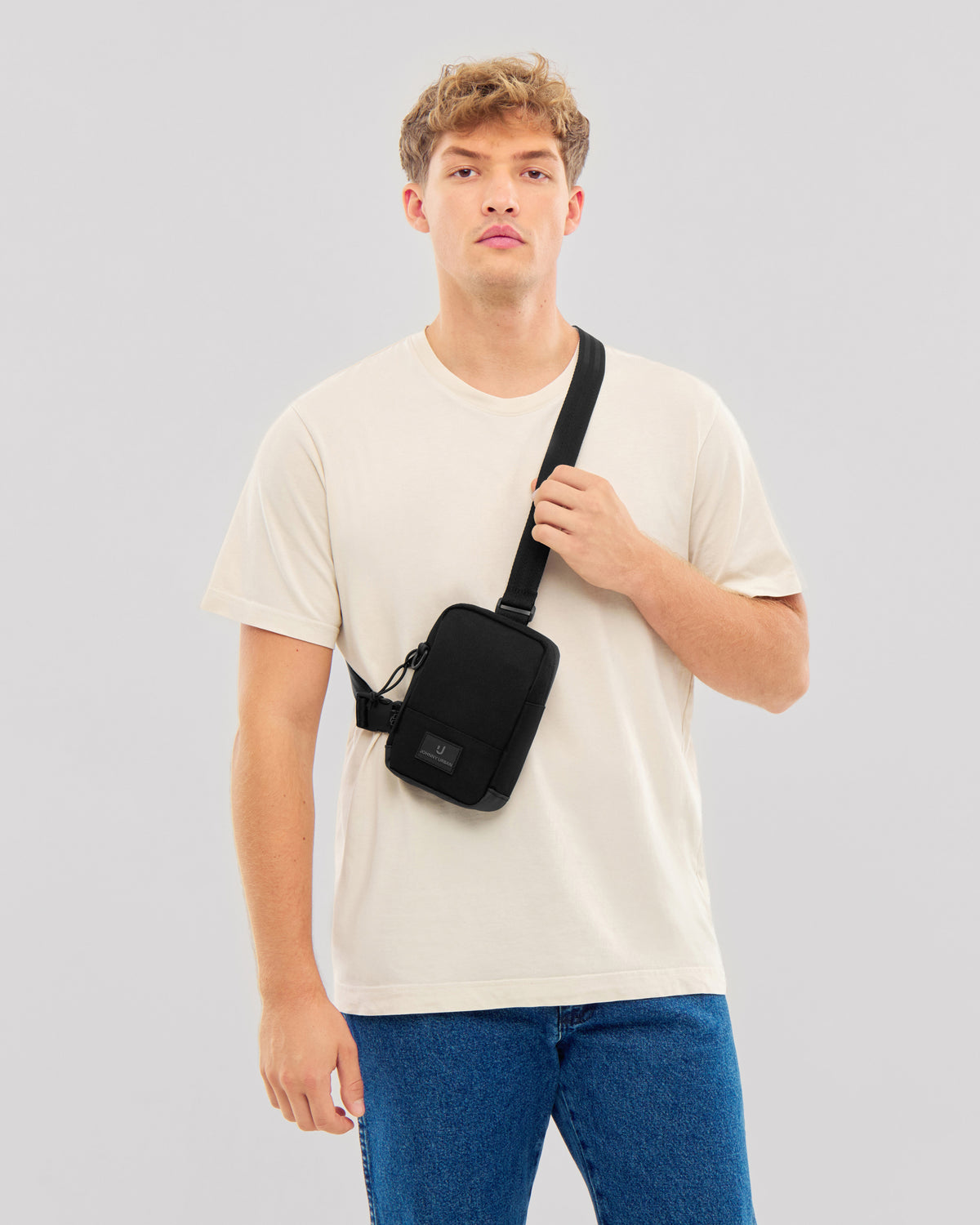 Unser männliches Model zeigt sich hier mit dem Johnny Urban Front Pack "Arthur" in schwarz.