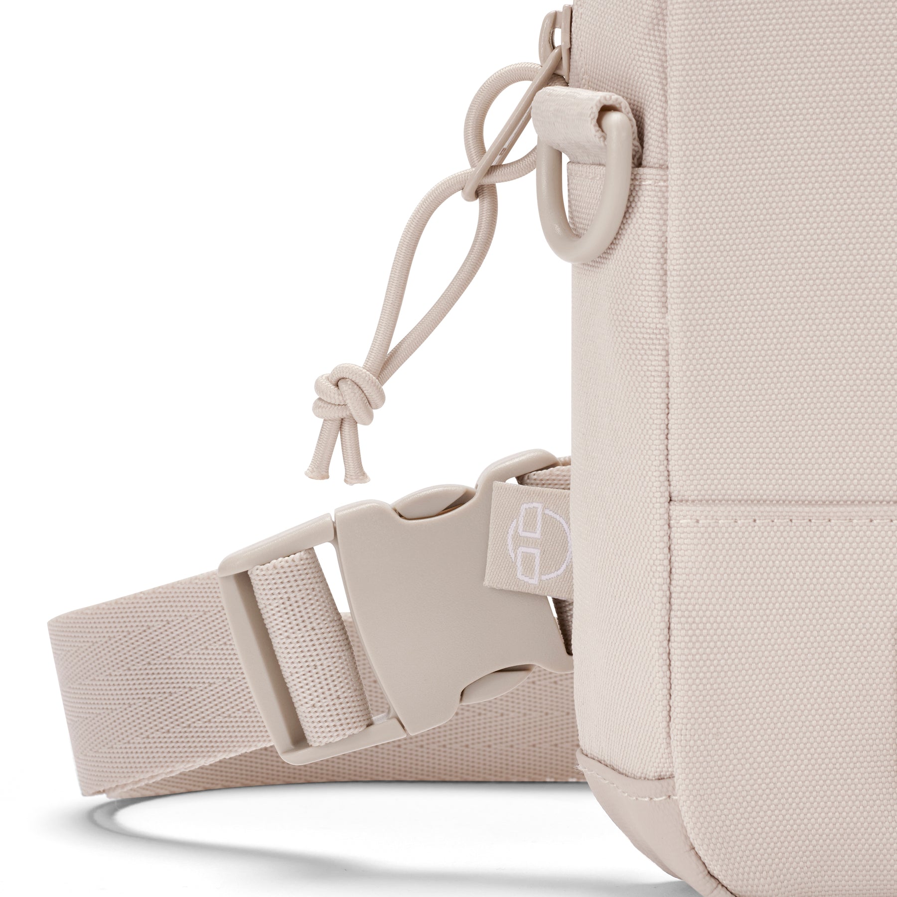 Beige Front Pack 'Arthur' von Johnny Urban, gezeigt ist der verstellbare Gurt mit Steckverschluss und Kordelzug