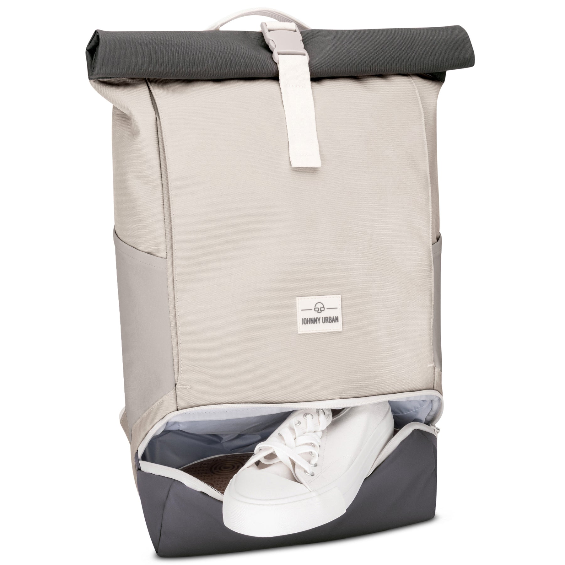 Beiger und schwarzer Rolltop Rucksack 'Allen Medium' von Johnny Urban mit geöffnetem Schuhfach und weißem Sneaker