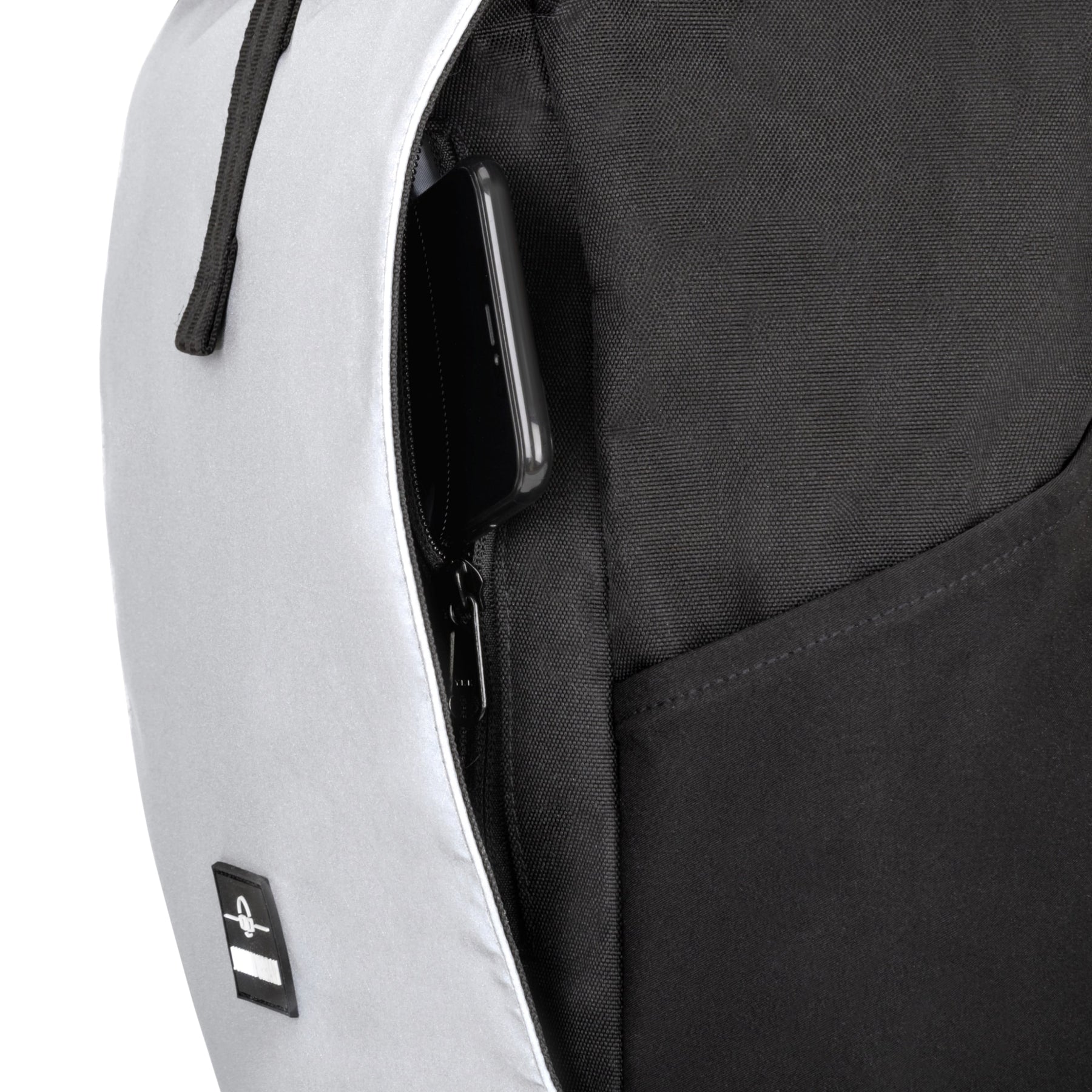 Detailansicht des funktionalen Rolltop Rucksacks Allen Large mit reflektierendem Material und seitlicher Reißverschlusstasche mit Smartphone