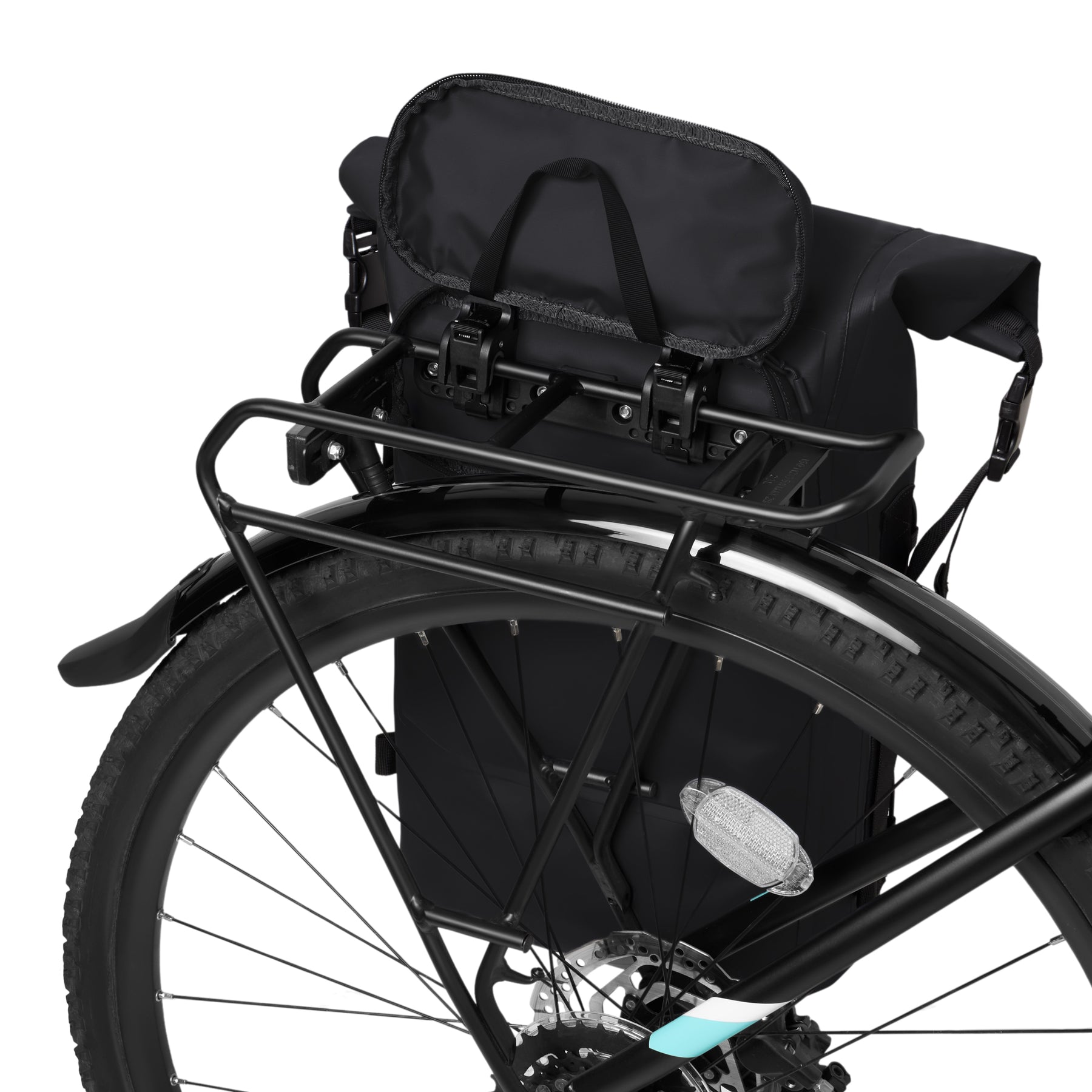 Schwarzer wasserdichter Rolltop Rucksack 'Myles' an Fahrradgepäckträger befestigt