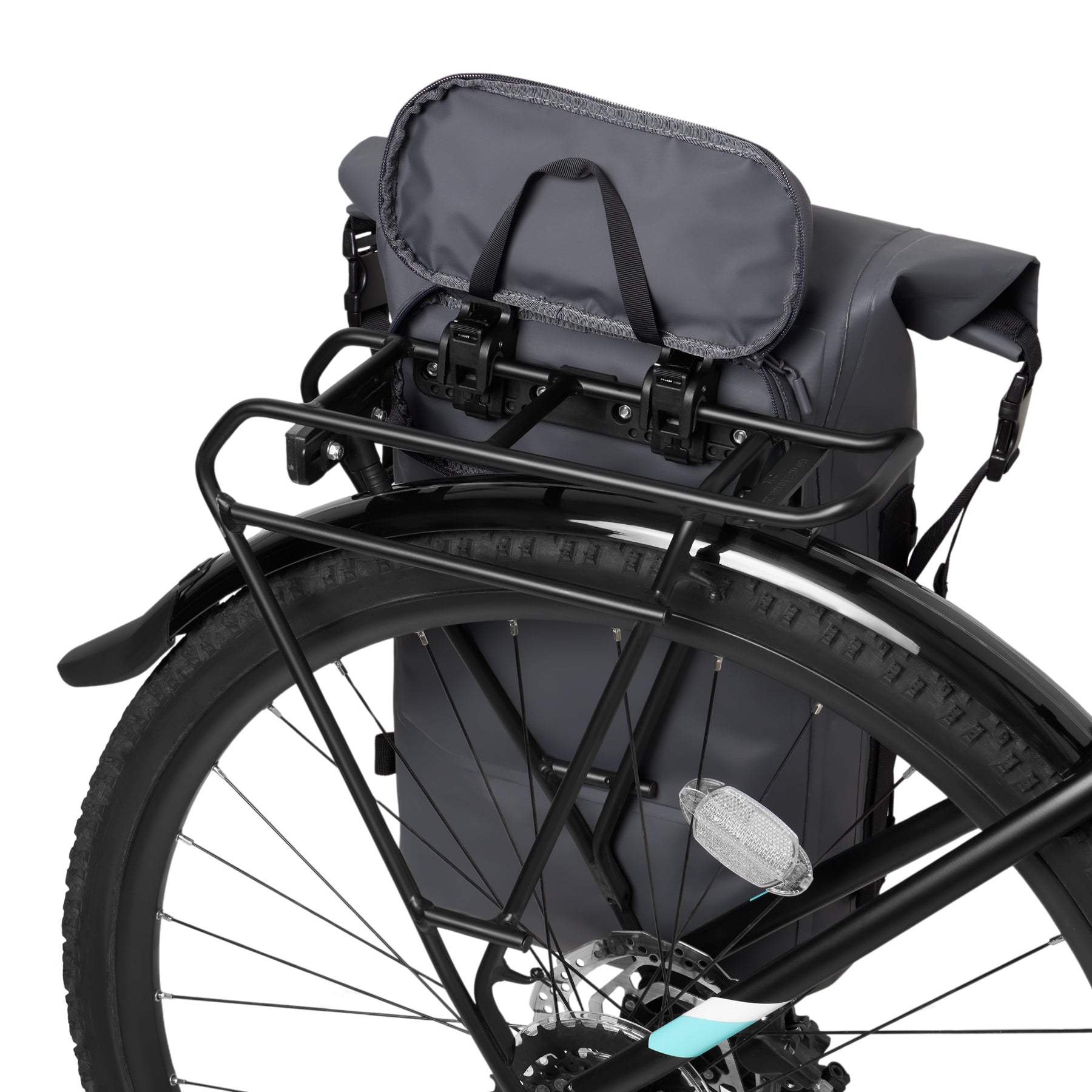 Rolltop Rucksack "Myles" in dunkelgrauem wasserdichtem Material befestigt am Gepäckträger eines Fahrrads