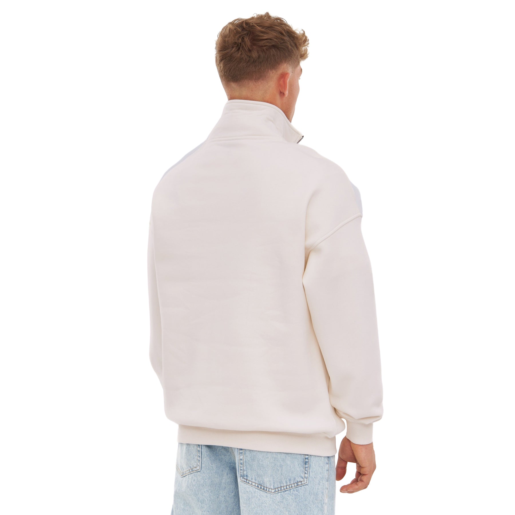 Mann mit cremeweißem, oversized Half-Zip Sweatshirt 'Cooper' von hinten