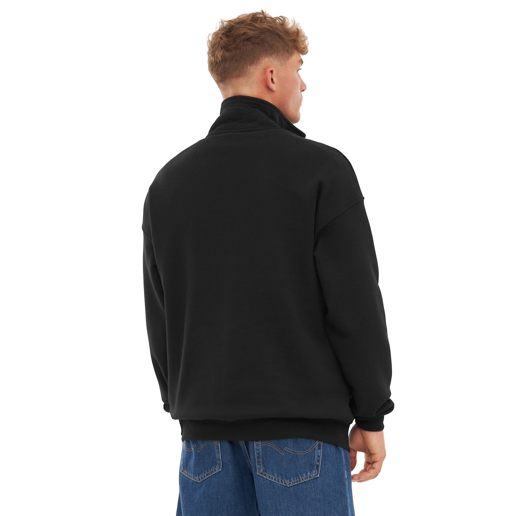 Mann trägt schwarzen Half-Zip-Sweatshirt 'Cooper' von hinten, kombiniert mit blauer Jeans