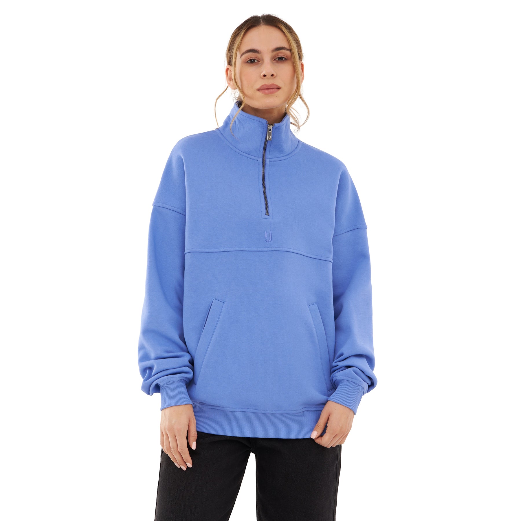 Frau trägt halb-zip-pullover 'Cooper' von Johnny Urban in Blau-Lila mit Stehkragen und Kängurutasche