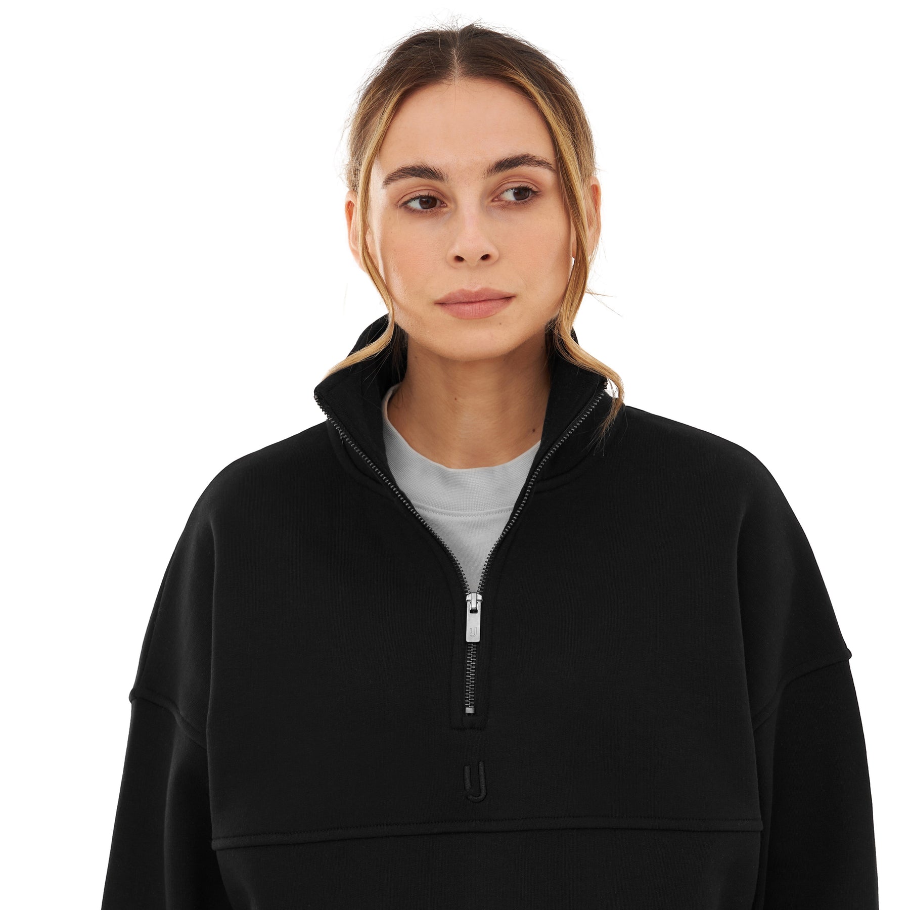 Frau trägt schwarzen Half Zip Sweatshirt 'Cooper' mit halbem Reißverschluss und Stehkragen