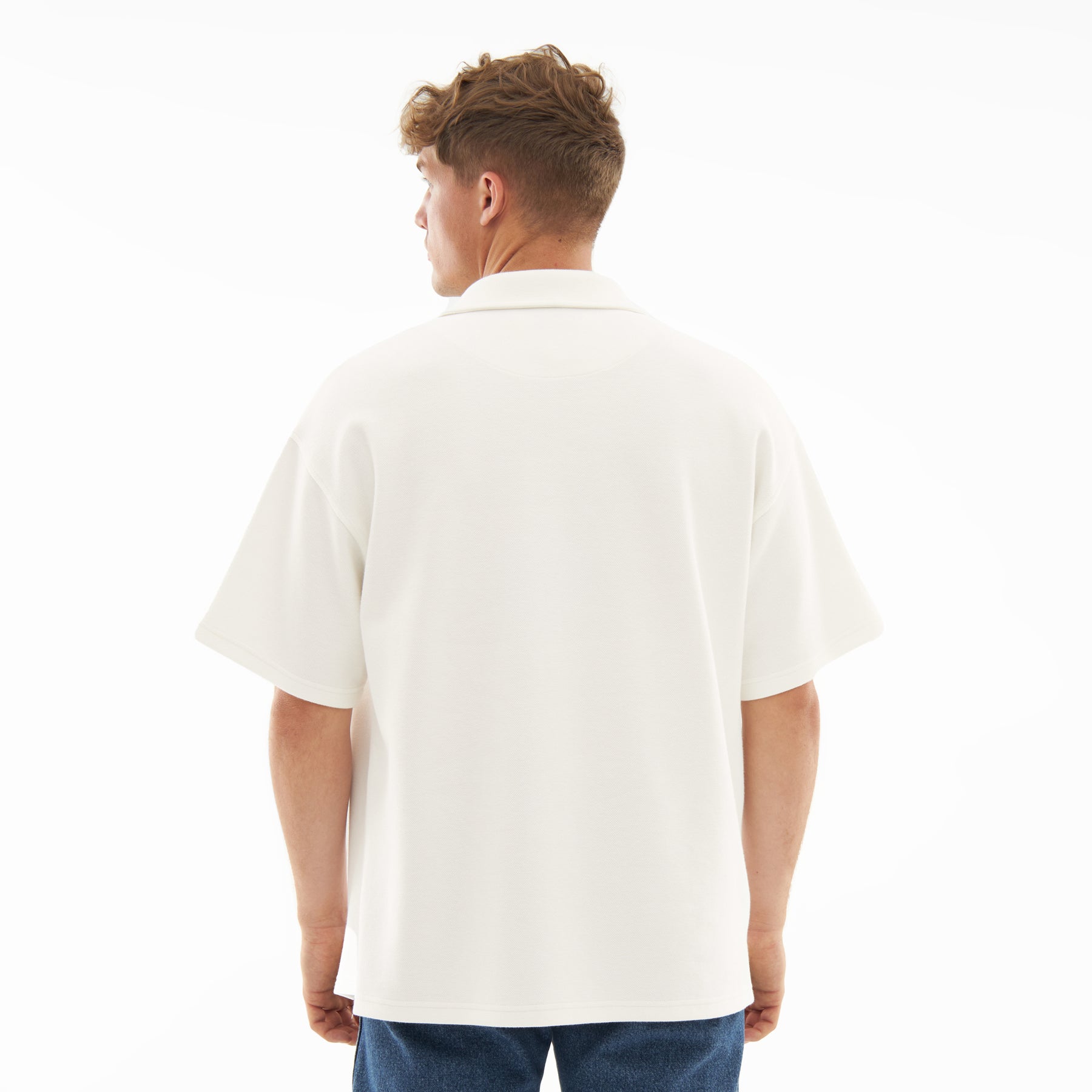 Mann trägt cremefarbenes Herren-Poloshirt mit kurzen Ärmeln, Rückenansicht