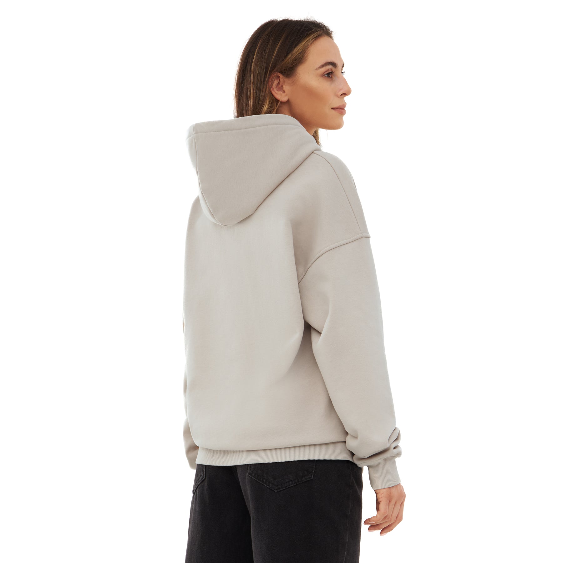 Damen trägt beige oversized Hoodie 'Cody' Print von Johnny Urban, Rückansicht, kombiniert mit schwarzen Jeans