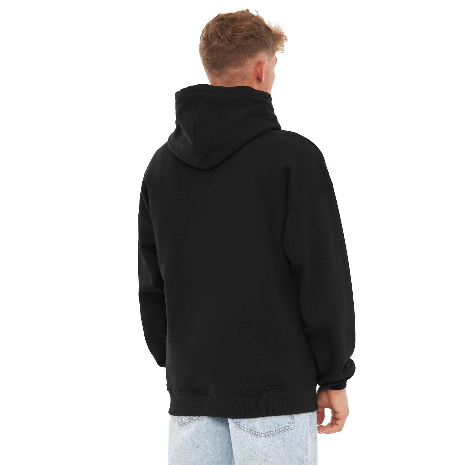 Mann trägt oversized schwarzen Hoodie 'Cody' Print von Johnny Urban, Rückansicht