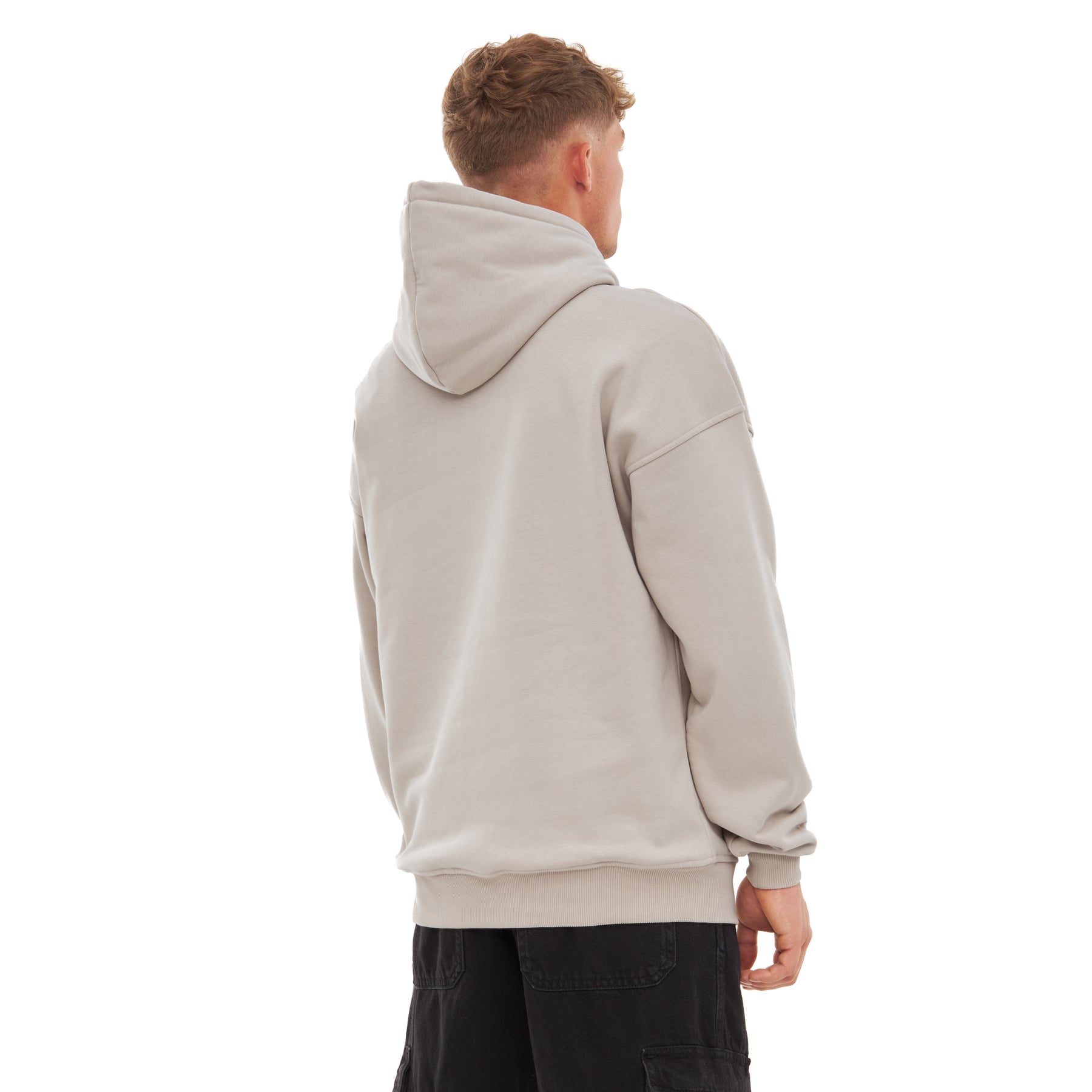 Rückansicht eines Mannes, der einen beige Oversized Hoodie 'Cody' von Johnny Urban trägt