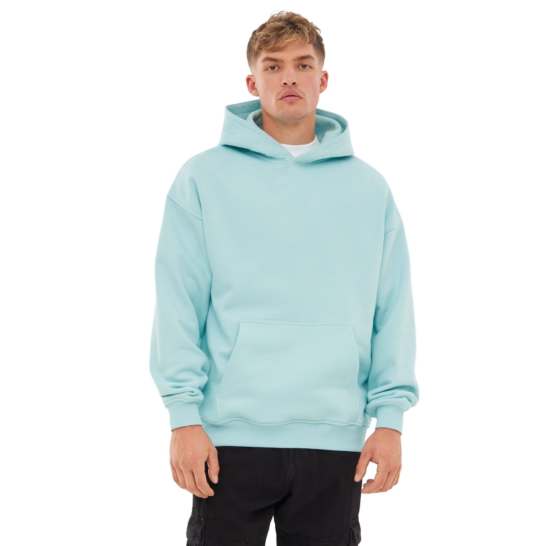 Mann trägt oversized Hoodie 'Cody' in eisblau mit Kängurutasche und Kapuze