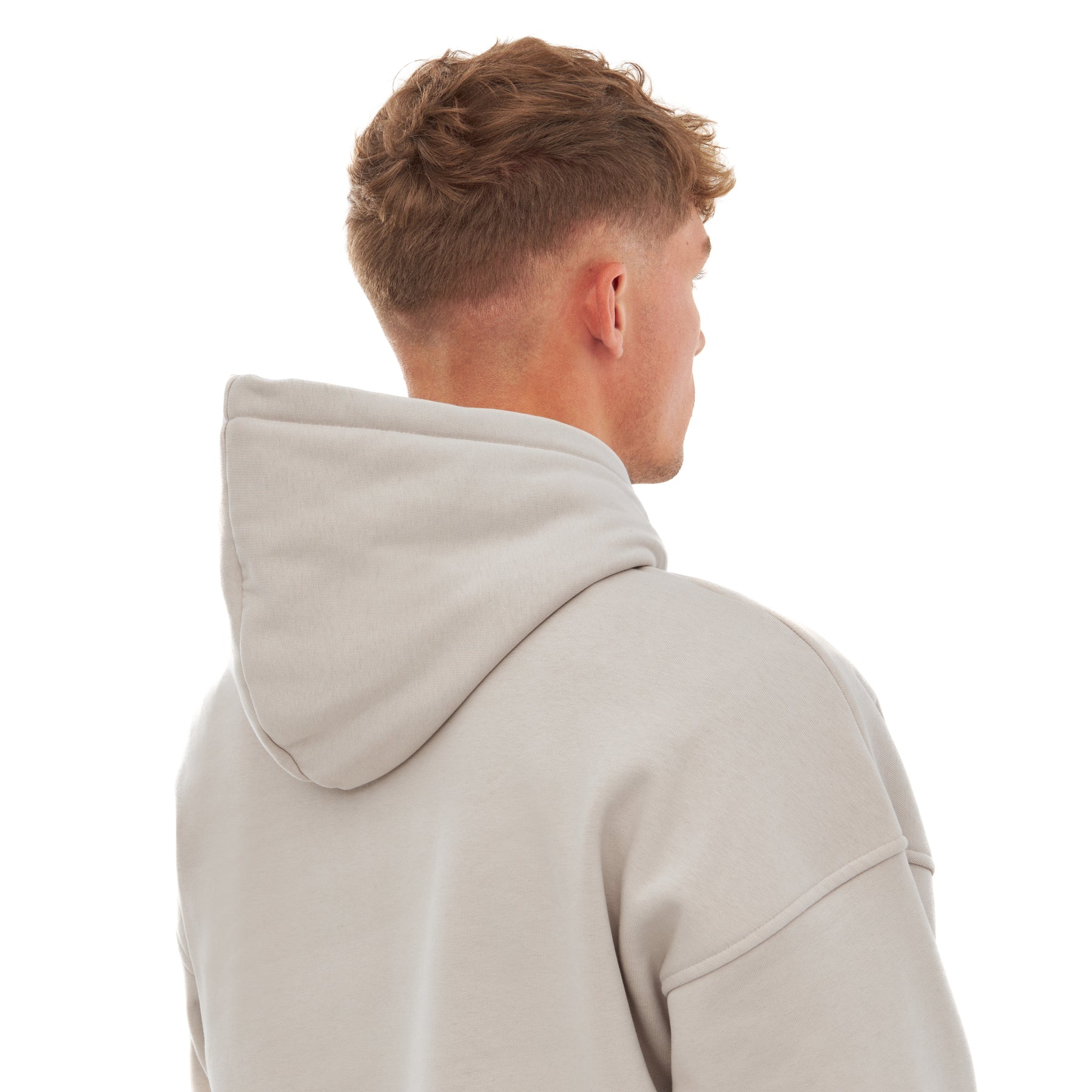 Mann von hinten mit oversized Hoodie ‚Cody‘ in Sandfarbe von Johnny Urban