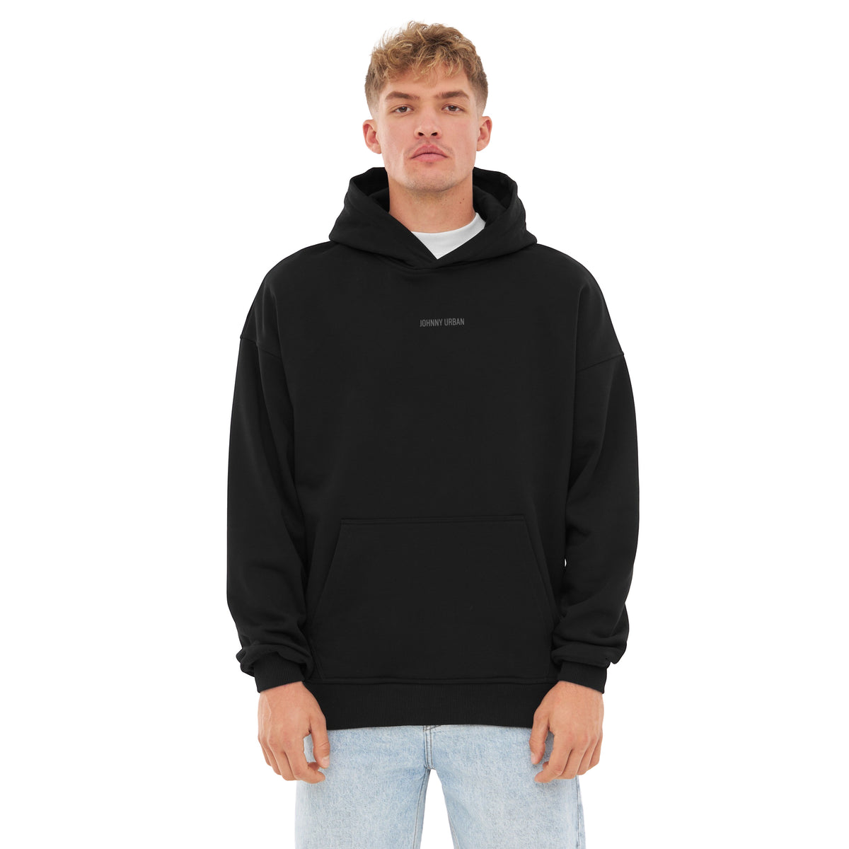 Mann trägt schwarzen oversized Hoodie 'Cody' mit Johnny Urban Print und heller Jeans