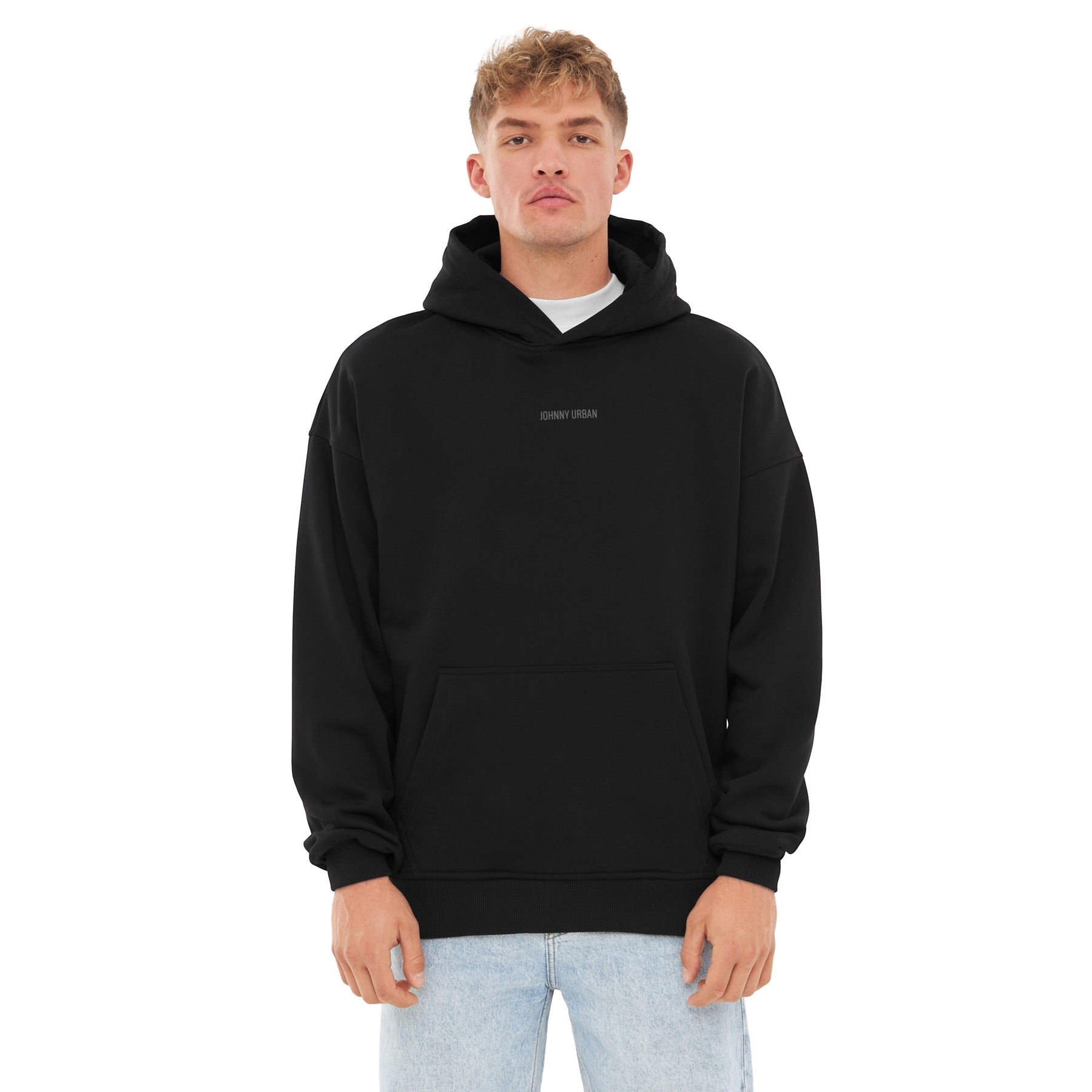Mann trägt schwarzen oversized Hoodie 'Cody' mit Johnny Urban Print und heller Jeans